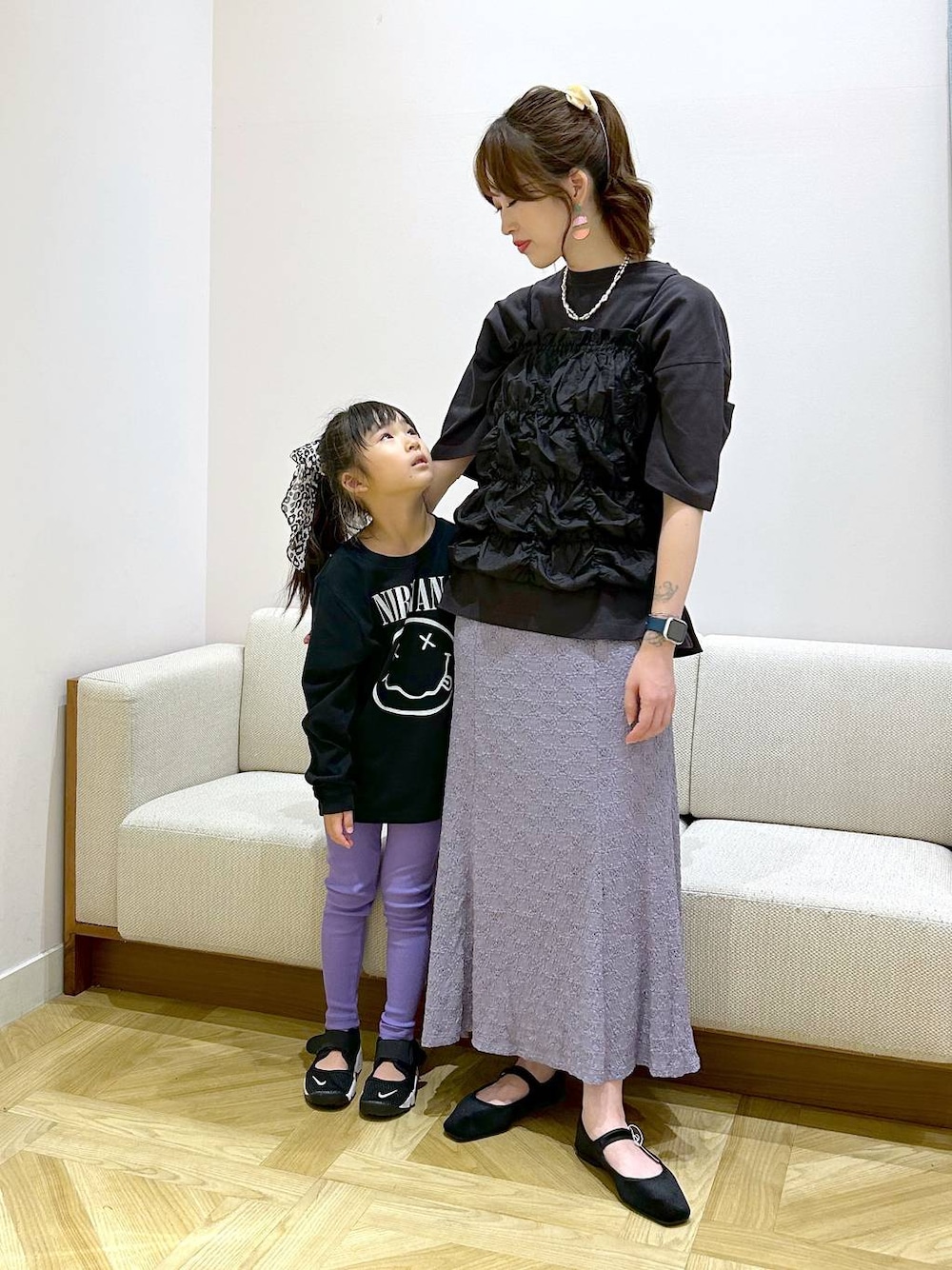 グレー系のTシャツ/カットソー、パープル系のスカート、ブラック系のシャツ/ブラウスを着用したレディースの夏コーディネートの1枚目の写真