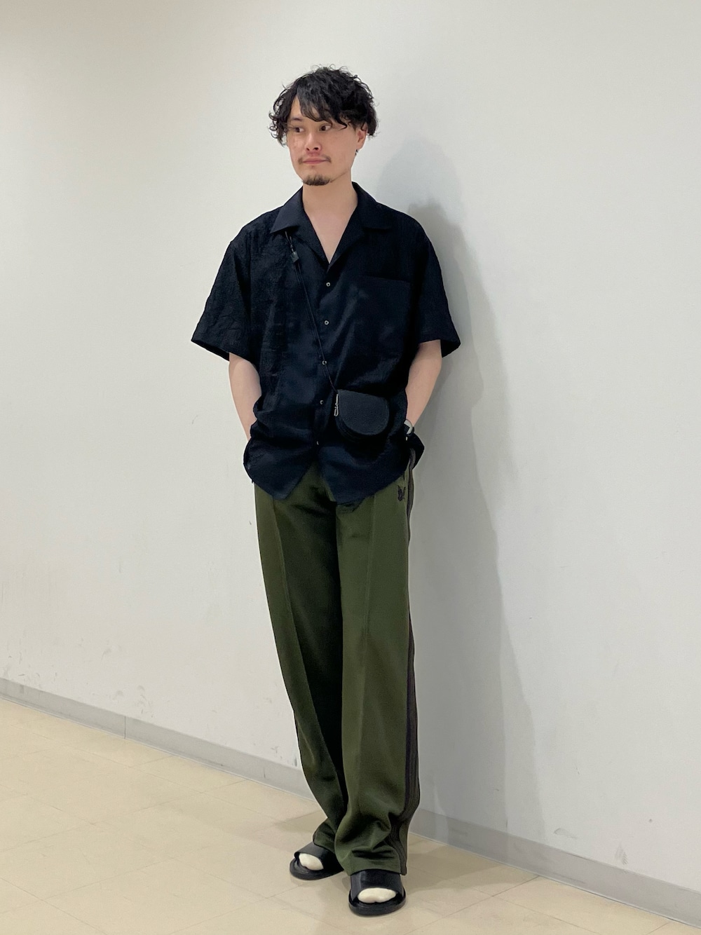 「nano・universe、ナノユニバース、kimmy、NEEDLES、トラックパンツ、半袖シャツ、ポーチ、iTTi、サンダル、レザーサンダル、カーキ、ドメスティックブランド、タカシマヤゲートタワーモール、名古屋、低身長」｜「kimmyのアイテム（シャツ/ブラウス、ブラック系）」を使った、Hiroki.yさん（メンズ・164cm）の夏コーディネートの1枚目の写真