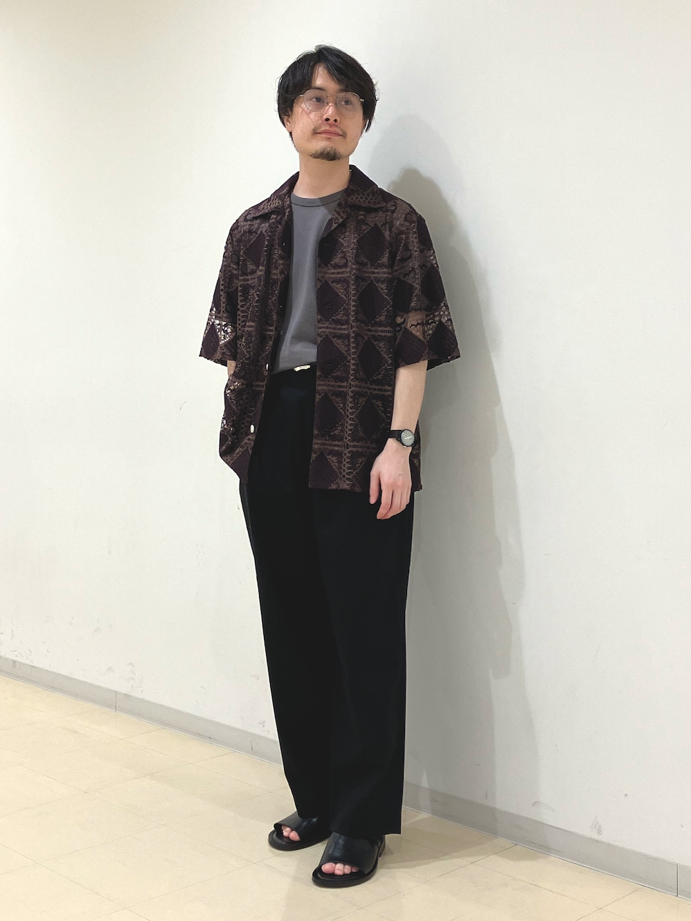 グレー系のTシャツ/カットソー、ブラウン系のシャツ/ブラウス、ブラック系のパンツを着用したメンズの夏コーディネートの1枚目の写真