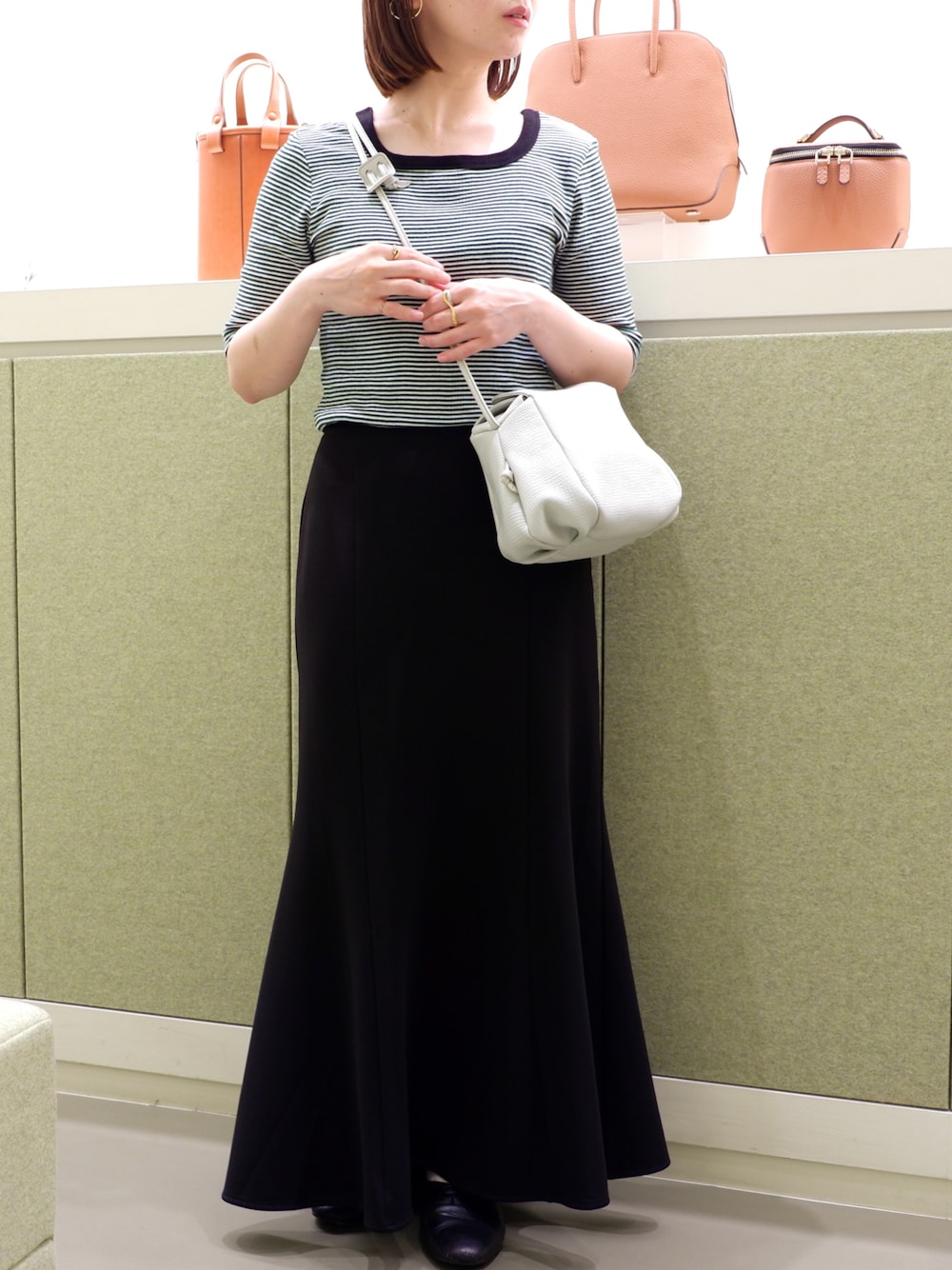 「きれいめカジュアル、おでかけコーデ、カジュアルコーデ、低身長女子、マーメイドスカート、ショルダーバッグ、ハンドバッグ、バッグ、撥水加工」｜「Epoiのタック 2wayワンショルダーバッグ（ショルダーバッグ、グレー系）」を使った、mayuさん（レディース・154cm）の夏コーディネートの1枚目の写真