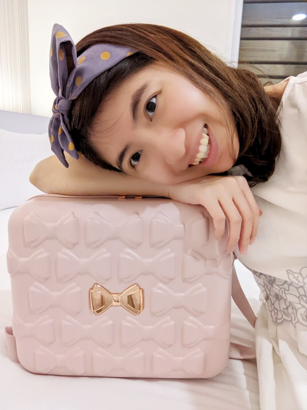 「Ted Bakerのアイテム（スーツケース/キャリーバッグ、ピンク系）」を使った、綠漪さん（レディース・163cm）の夏コーディネートの1枚目の写真