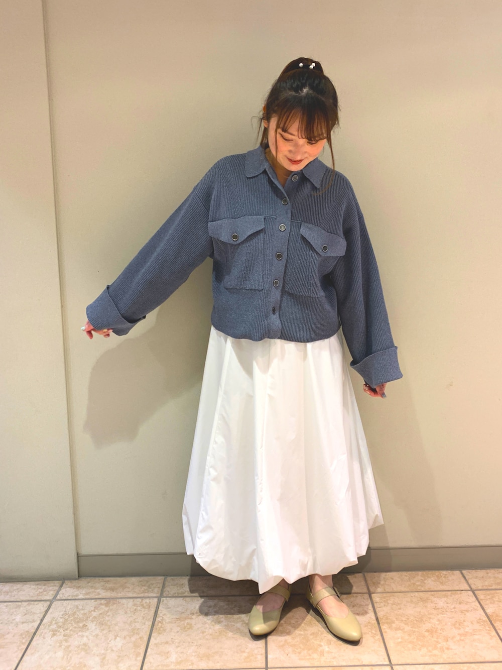 ベージュ系のパンプスを着用したレディースの春コーディネートの1枚目の写真