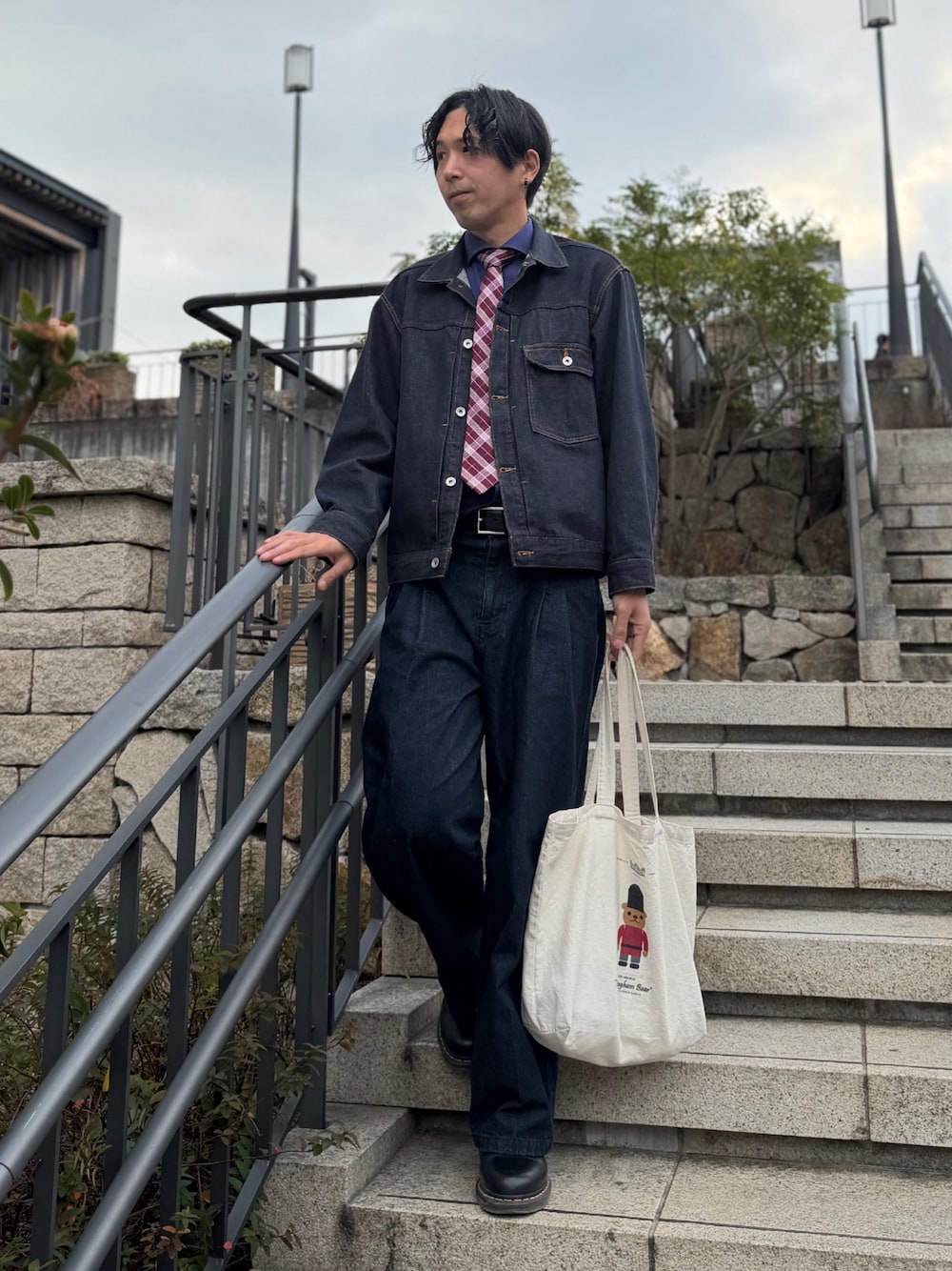 ブルー系のデニムジャケット、ブルー系のシャツ/ブラウス、ブルー系のデニムパンツを着用したメンズの冬コーディネートの1枚目の写真