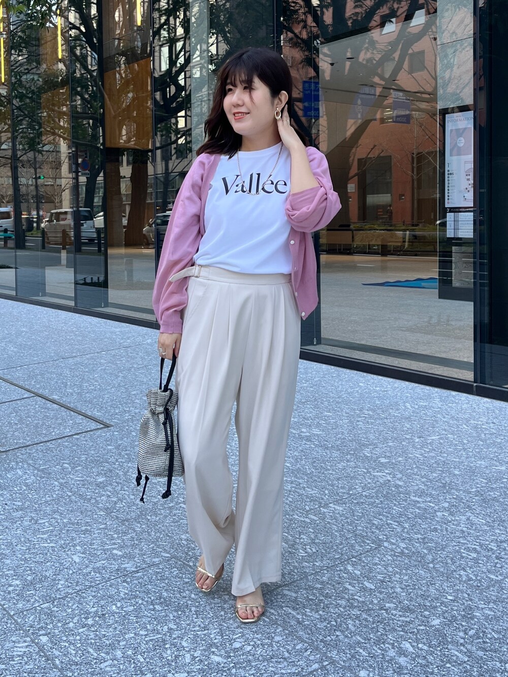「春コーデ、春服みてみて、パステルカラー、レイヤードスタイル、お出かけコーデ、春ファッション、シンプルコーデ、春服、春色、カーディガン」｜「Chez toiのシアーラグラン短丈カーディガン（カーディガン/ボレロ、ピンク系）」を使った、maiさん（レディース・158cm）の春コーディネートの1枚目の写真