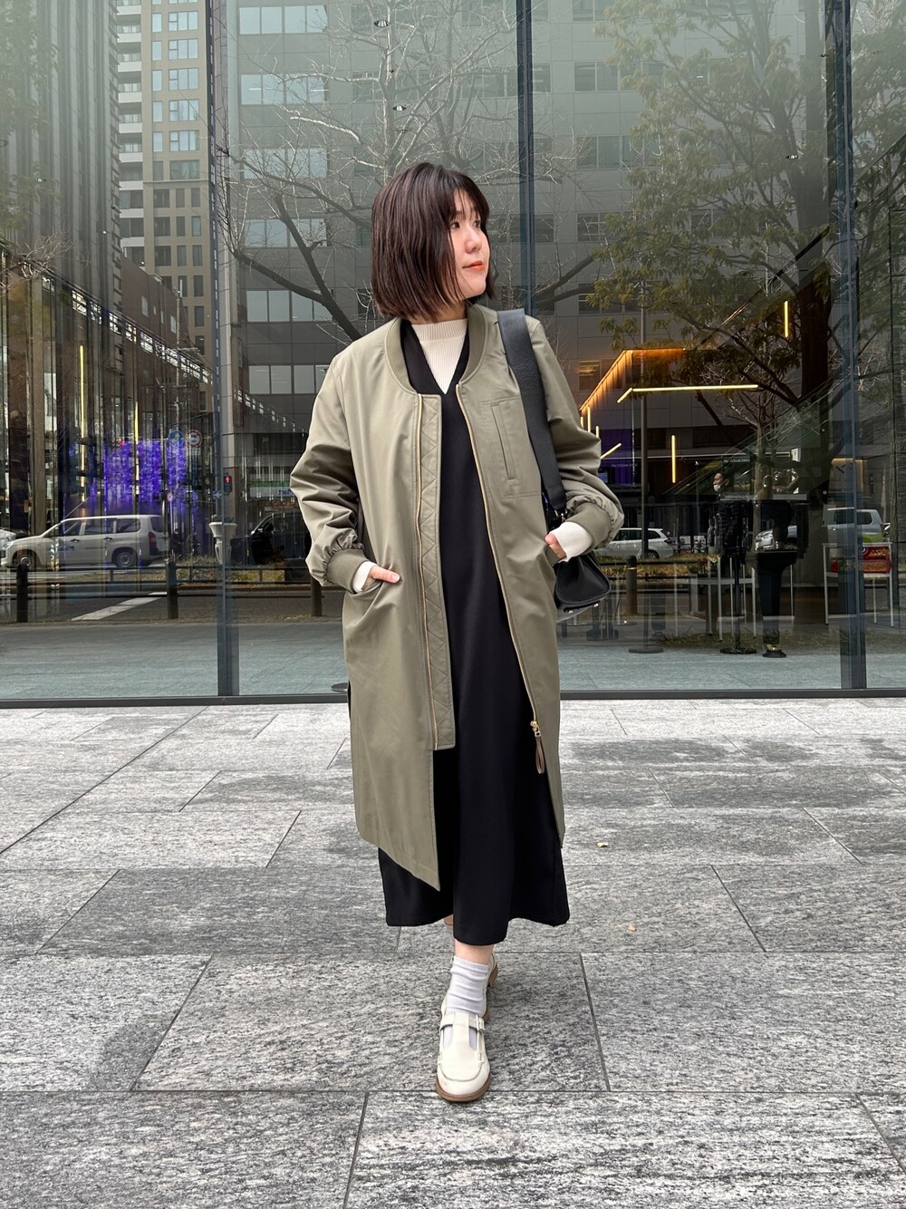 「レイヤードスタイル、シンプルコーデ、きれいめカジュアル、春アウター、大人女子、おでかけコーデ、キレイめ、大人カジュアル、骨格ストレート、ワンピース」｜「Chez toiのMA-1ロングコート（その他アウター、グリーン系）」を使った、maiさん（レディース・158cm）の春コーディネートの1枚目の写真