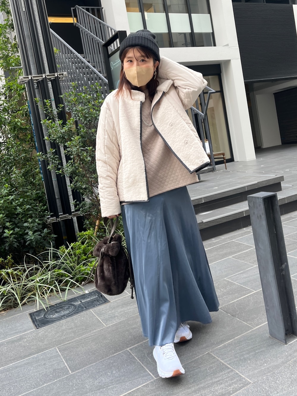 「シンプルコーデ、厚底シューズ、キルティング、きれいめカジュアル、レイヤードスタイル、秋冬コーデ、レザー、秋コーデ、オトナ女子、ニット帽、ボアジャケット」｜「Chez toiのボア×中綿スタンドネックジャケット（ダウンジャケット/コート、ホワイト系）」を使った、maiさん（レディース・158cm）の秋コーディネートの1枚目の写真