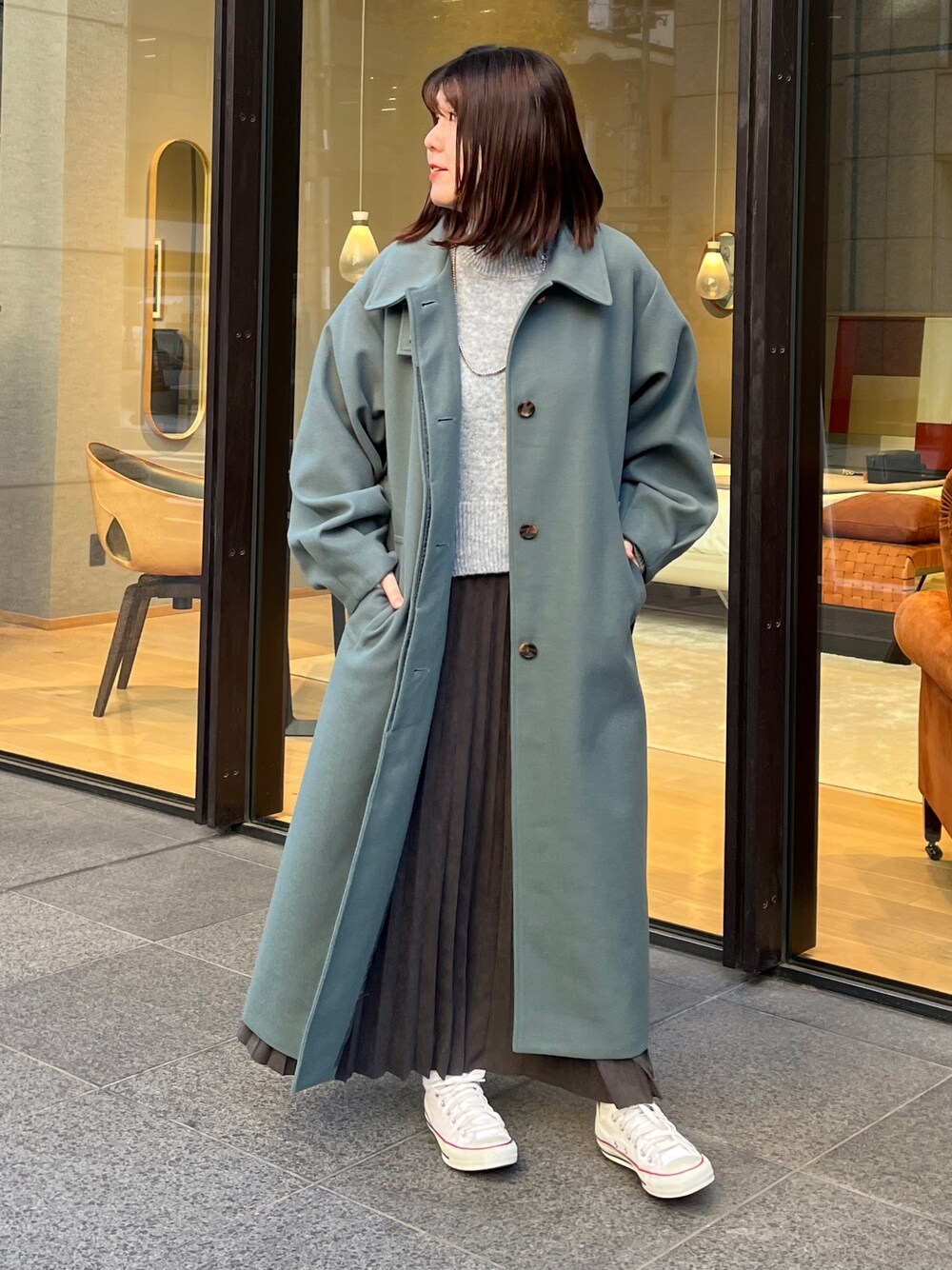 「冬アウター、コート、スニーカー、ロングコート、マイベストコーデ2023、お出かけコーデ、きれいめカジュアル、ロングスカート、大人カジュアル」｜「Chez toiのBACKスリットハイネックプルオーバー2（ニット/セーター、グレー系）」を使った、maiさん（レディース・158cm）の冬コーディネートの1枚目の写真