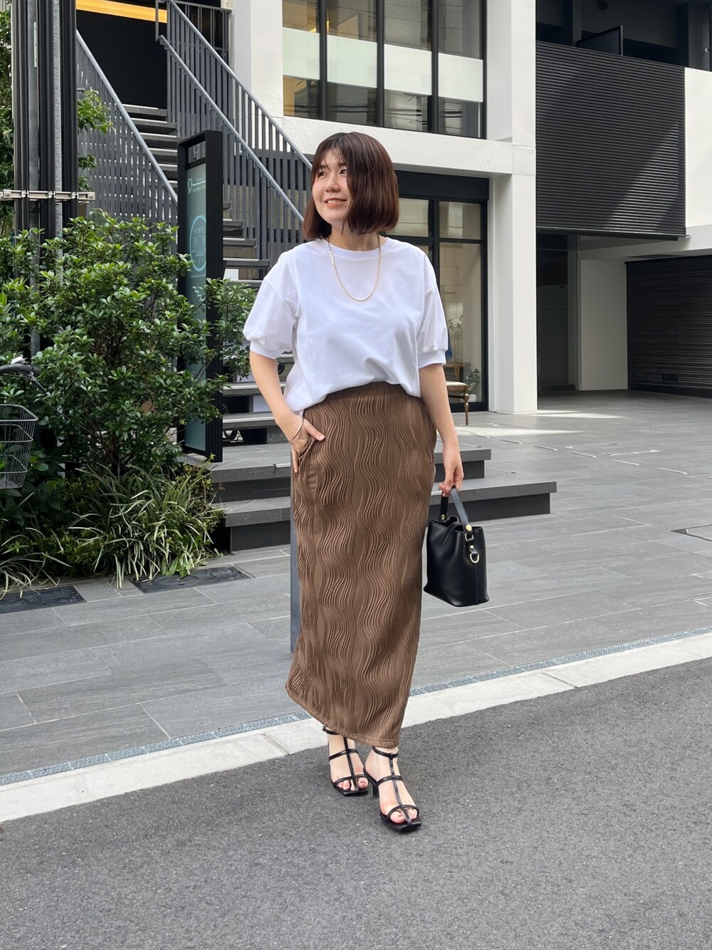 「お出かけコーデ、サンダル、プチプラ、休日スタイル、夏コーデ、おでかけコーデ、着回しコーデ、オトナカワイイ、シンプルコーデ」｜「Chez toiのポンチ×リブ切替プルオーバー（Tシャツ/カットソー、ホワイト系）」を使った、maiさん（レディース・158cm）の夏コーディネートの1枚目の写真