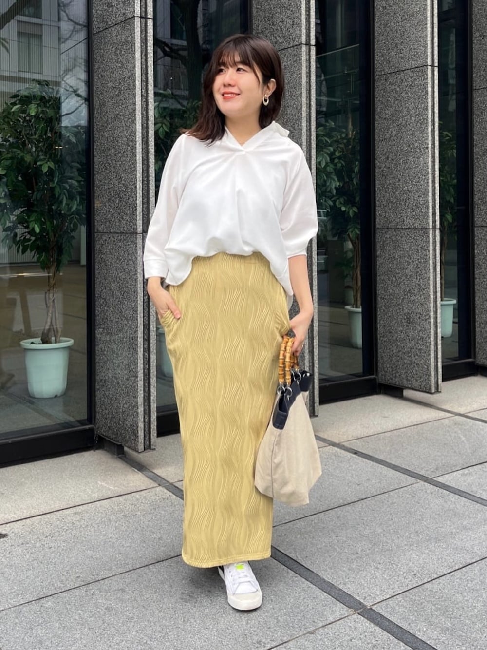 「春コーデ、プチプラ、春服みてみて、お出かけコーデ、シンプルコーデ、スニーカー、大人カジュアル、春色、スニーカーコーデ、30代コーデ」｜「Chez toiのリネンタッチBACKフリルスキッパーシャツ（Tシャツ/カットソー、ホワイト系）」を使った、maiさん（レディース・158cm）の春コーディネートの1枚目の写真
