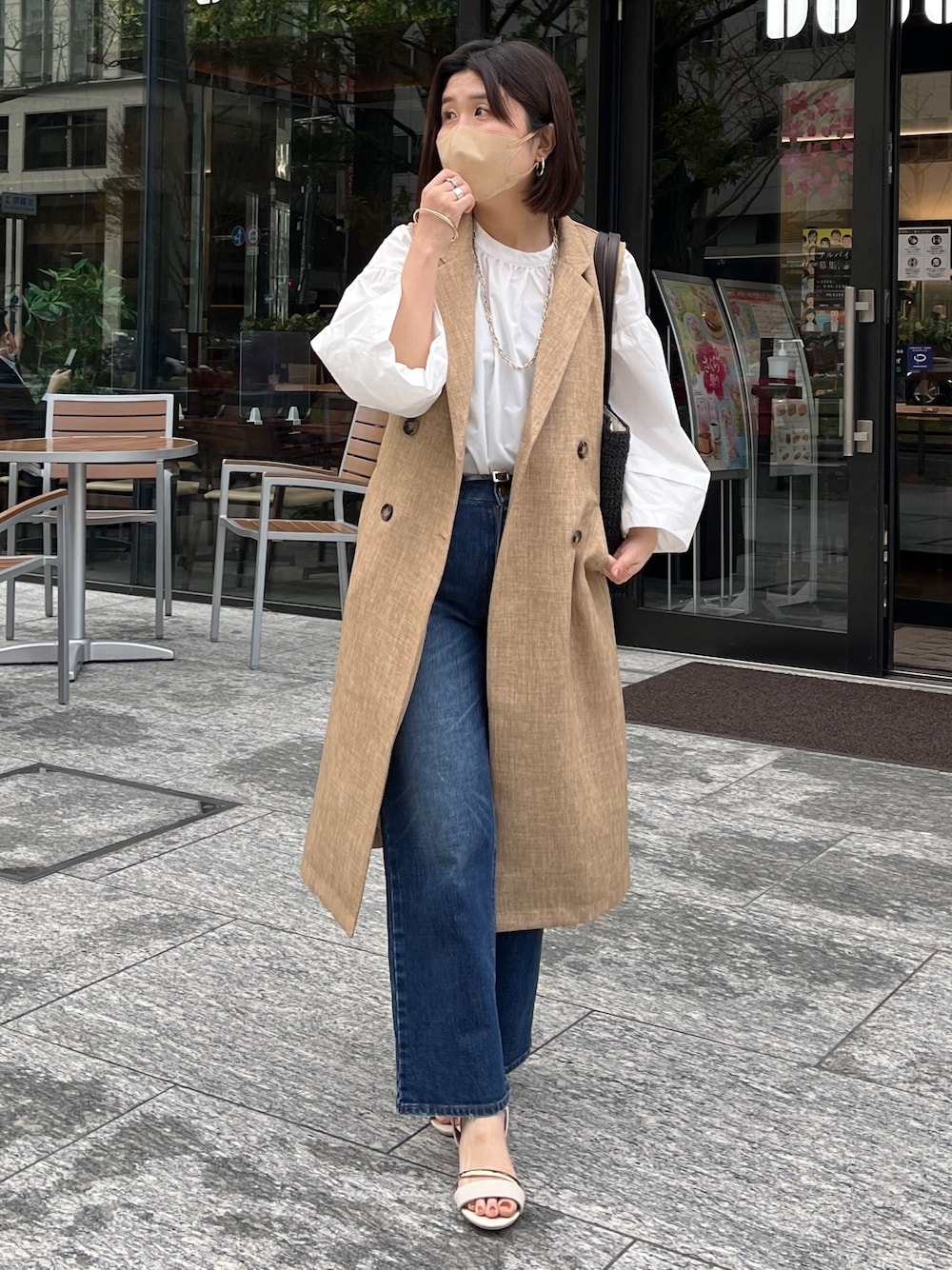 「シャツスタイル、春服みてみて、シンプルコーデ、休日スタイル、春コーデ、ベスト、ボリューム袖、ジレ、デニム、オトナカワイイ」｜「Chez toiのBACK異素材ジレコート（その他アウター、ベージュ系）」を使った、maiさん（レディース・158cm）の春コーディネートの1枚目の写真
