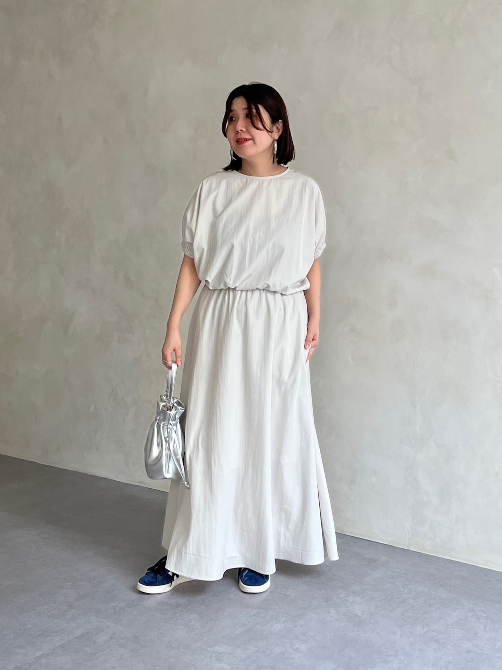 「セットアップ、最近のいい感じコーデ、大人カジュアル、春夏コーデ、淡色コーデ、シンプルコーデ、きれいめカジュアル、休日スタイル、スニーカー、お出かけコーデ、キレイめカジュアル、楽チンコーデ、きれいめコーデ、オトナ女子、30代コーデ」｜「Chez toiのボリュームブラウス×フレアスカートSET（ワンピース、グレー系）」を使った、maiさん（骨格ストレート・レディース・158cm）の春コーディネートの1枚目の写真
