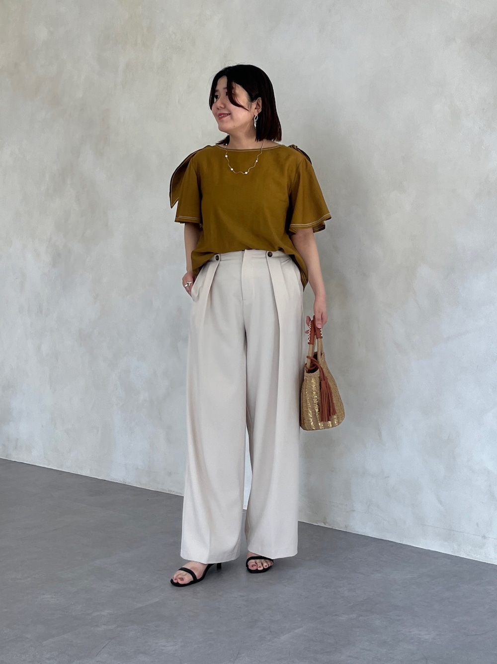 「ワイドパンツ、シンプルコーデ、きれいめカジュアル、休日スタイル、お出かけコーデ、サンダル、大人ファッション、おでかけコーデ、大人コーデ、ママファッション、30代コーデ、甘めカジュアル」｜「Chez toiの肩リボンブラウス（シャツ/ブラウス、ゴールド系）」を使った、maiさん（骨格ストレート・レディース・158cm）の春コーディネートの1枚目の写真
