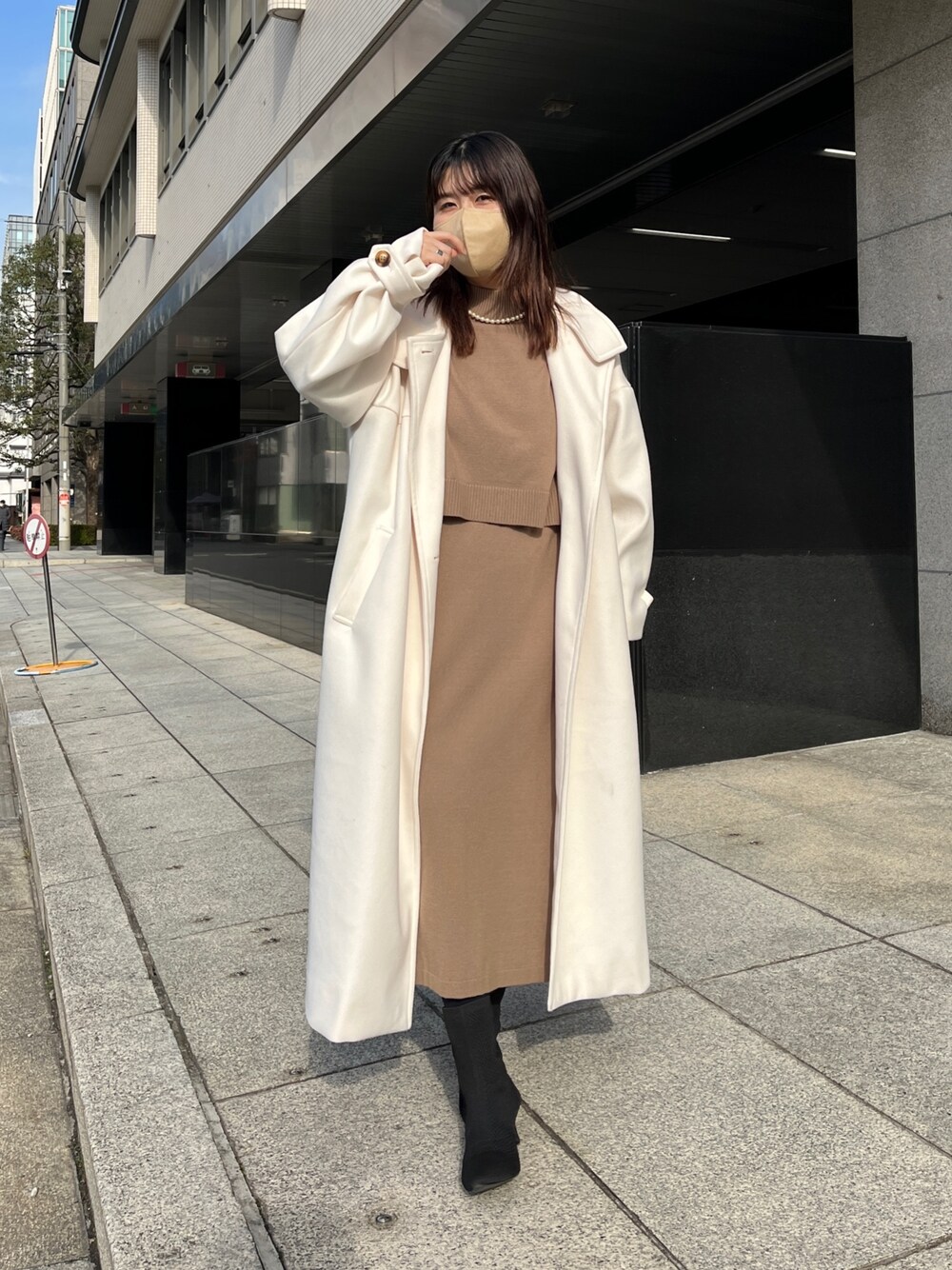 「クリスマスに着たい服、ロングワンピース、休日スタイル、きれいめカジュアル、冬コーデ、淡色コーデ、コート、ワンピース、ニットワンピース、デート」｜「Chez toiのケーププルオーバー×リブワンピースニットアップ（ワンピース、ブラウン系）」を使った、maiさん（レディース・158cm）の冬コーディネートの1枚目の写真