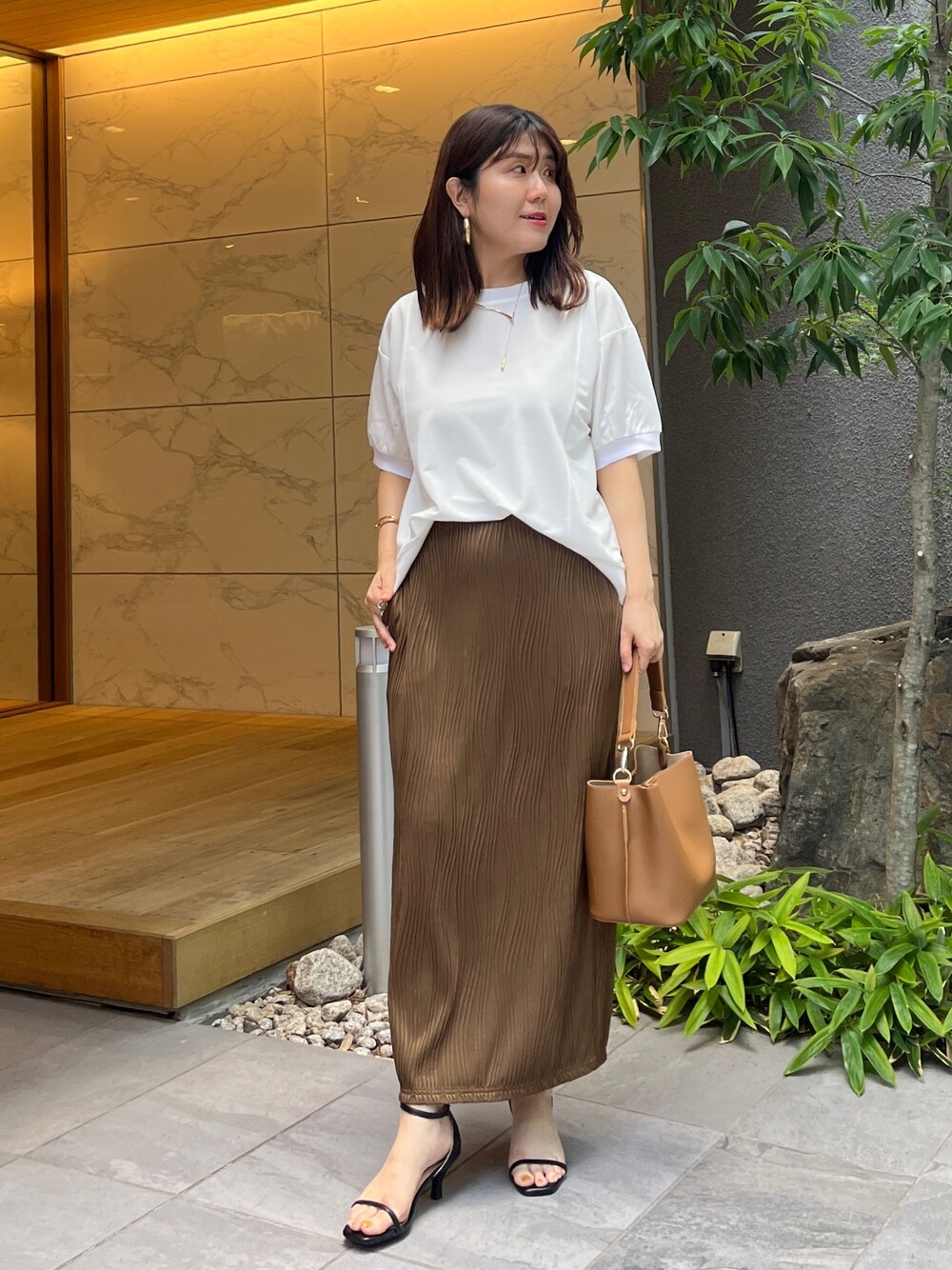 「夏コーデ、デートコーデ、夏だ！Tシャツ着よう！、きれいめカジュアル、シンプルスタイル、お出かけコーデ、シンプル、ナロータイ」｜「Chez toiのUV加工リブ切替Tシャツ（Tシャツ/カットソー、ホワイト系）」を使った、maiさん（レディース・158cm）の夏コーディネートの1枚目の写真
