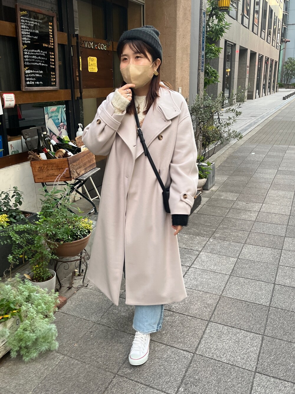 「コンバース、冬のコーデ、ホワイトコーデ、レイヤードスタイル、コート、スニーカーコーデ、デニムパンツ、柄ニット」｜「Chez toiのニュアンス柄ブークレニットプルオーバー（ニット/セーター、ブラック系）」を使った、maiさん（レディース・158cm）の秋コーディネートの1枚目の写真