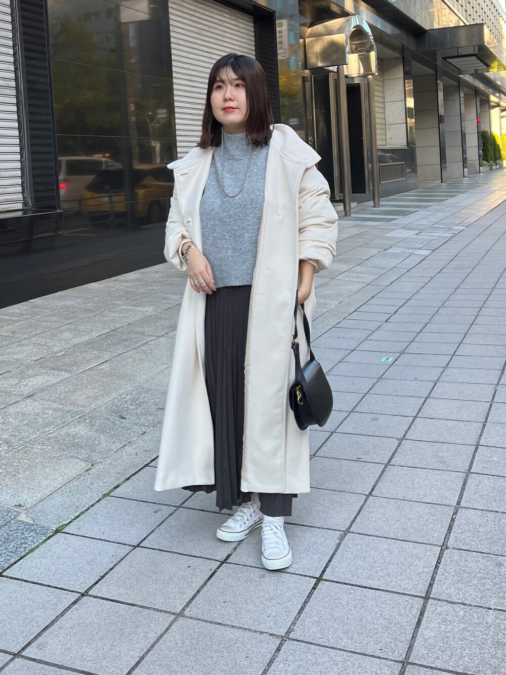 「休日スタイル、ホワイトコーデ、クリスマスに着たい服、スニーカー、お出かけコーデ、コート、ロングスカート、タートルネック、きれいめカジュアル」｜「Chez toiの袖ファイバーダウンスタンドネックコート（その他アウター、ホワイト系）」を使った、maiさん（レディース・158cm）の冬コーディネートの1枚目の写真