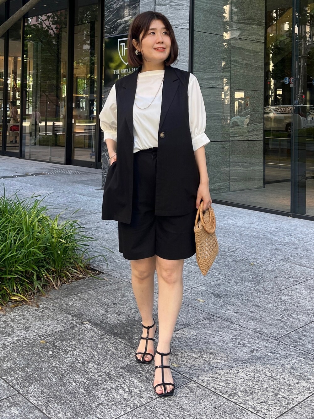 「初夏コーデ、モノトーン、休日スタイル、シンプルコーデ、レイヤードスタイル、セットアップ、オトナ女子、休日コーデ、キレイめカジュアル、おでかけコーデ」｜「Chez toiの【セット着用可】ミドルジレジャケット（ベスト、ブラック系）」を使った、maiさん（レディース・158cm）の夏コーディネートの1枚目の写真