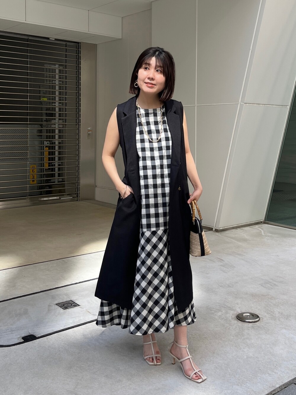 「モノトーン、春コーデ、レイヤードスタイル、シンプルコーデ、ワンピース、ジレ、春夏コーデ、オトナカジュアル、おでかけコーデ」｜「Chez toiのBACK異素材ジレコート（その他アウター、ブラック系）」を使った、maiさん（レディース・158cm）の春コーディネートの1枚目の写真