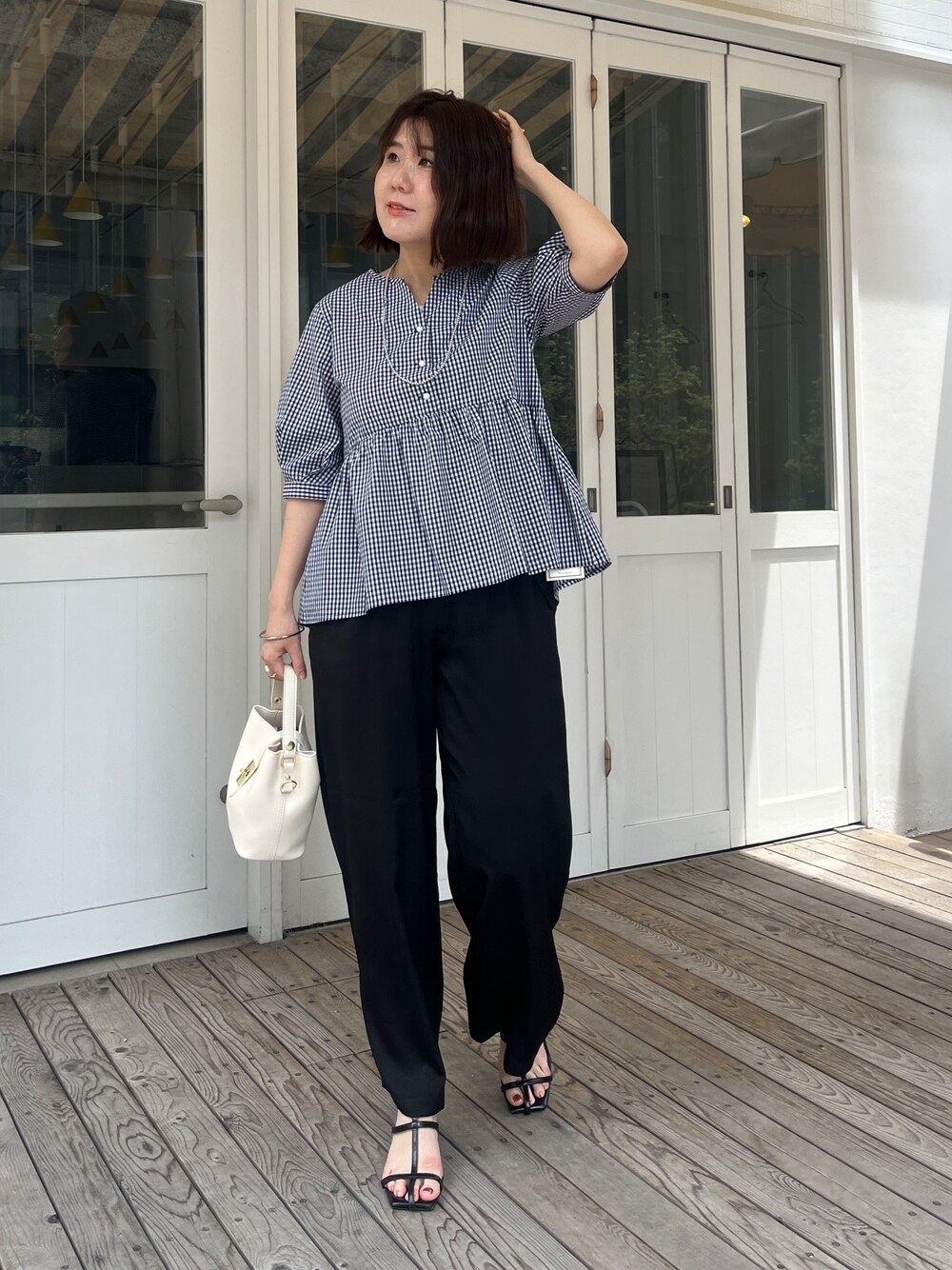 「お出かけコーデ、大人カジュアル、夏コーデ、オトナ女子、夏トップス、サンダル、きれいめ」｜「Chez toiのパールボタンギャザー切替ブラウス（シャツ/ブラウス、ブラック系）」を使った、maiさん（レディース・158cm）の夏コーディネートの1枚目の写真