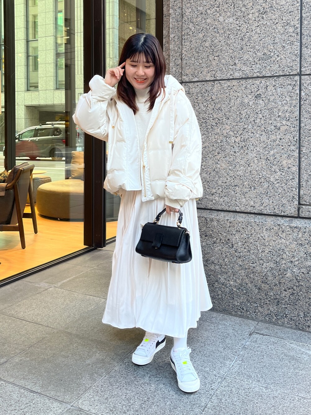 「きれいめカジュアル、ニット、冬コーデ、スニーカー、ワントーンコーデ、ビッグシルエット、シンプルコーデ、スカート、ダウンジャケット」｜「Chez toiのBACKスリットハイネック前後差プルオーバー（ニット/セーター、ホワイト系）」を使った、maiさん（レディース・158cm）の冬コーディネートの1枚目の写真