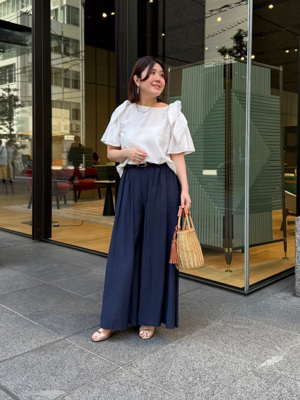 「最近のいい感じコーデ、大人カジュアル、フレアパンツ、キャップ、淡色コーデ、シンプルコーデ、きれいめカジュアル、休日スタイル、お出かけコーデ、きれいめコーデ、楽チンコーデ、キレイめカジュアル」｜「Chez toiの肩リボンブラウス（シャツ/ブラウス、ホワイト系）」を使った、maiさん（骨格ストレート・レディース・158cm）の春コーディネートの1枚目の写真
