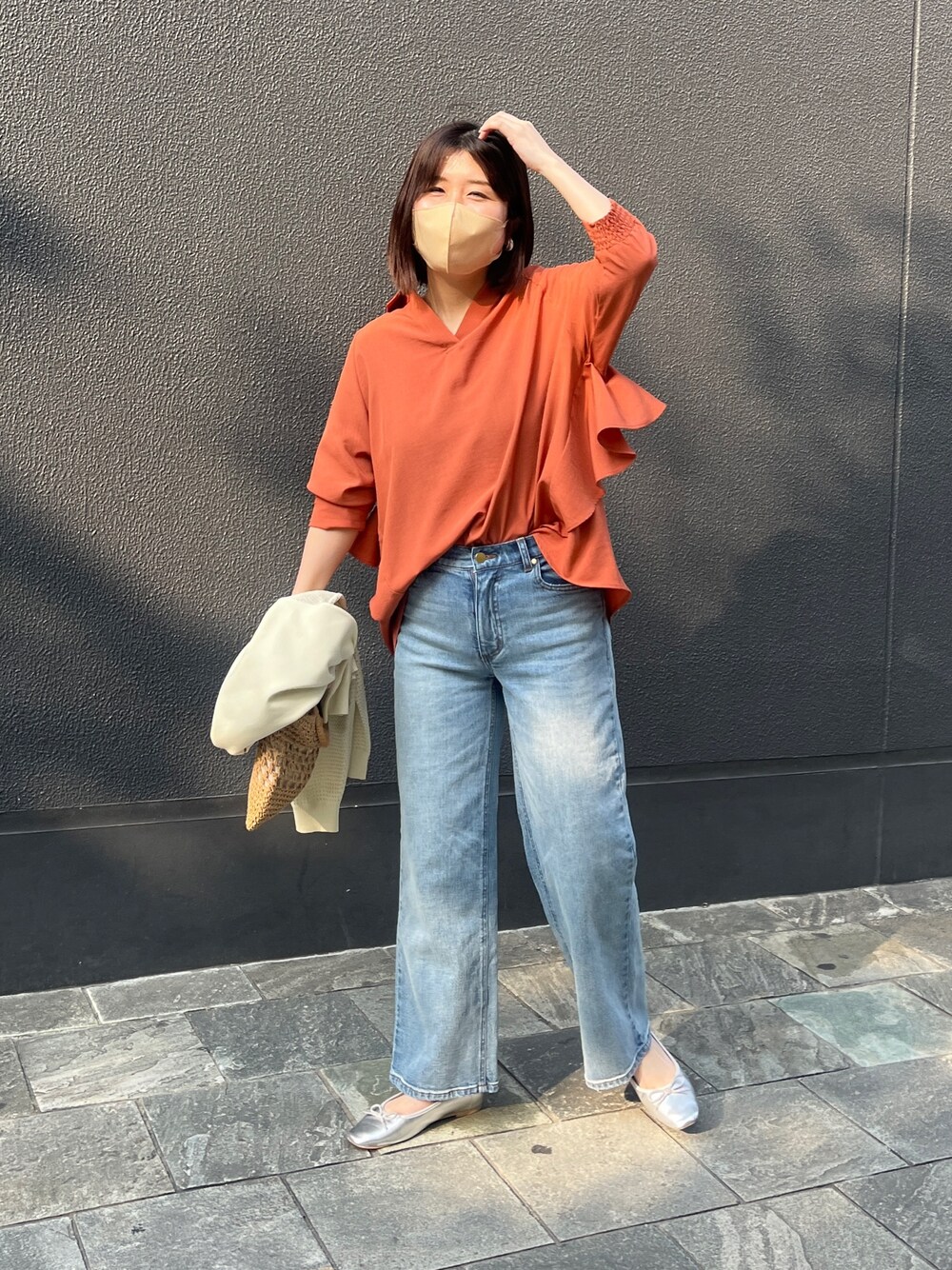 「シンプルコーデ、きれいめカジュアル、シャツスタイル、プチプラ、デニム、デニムパンツ、大人カジュアル、オトナカジュアル」｜「Chez toiのBACKフリルリネンタッチスキッパーシャツ（シャツ/ブラウス、オレンジ系）」を使った、maiさん（レディース・158cm）の春コーディネートの1枚目の写真