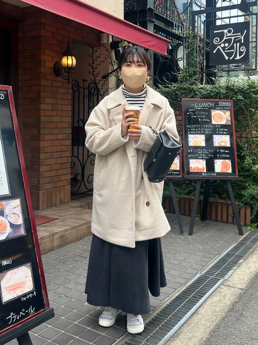 「きれいめカジュアル、冬コーデ、ニット、スニーカー、レイヤードスタイル、私の推しブランド、タートルネック、コートスタイル、ボーダー、ボーダートップス」｜「Chez toiの袖口ボタンリブタートルニット（ニット/セーター、ホワイト系）」を使った、maiさん（レディース・158cm）の冬コーディネートの1枚目の写真