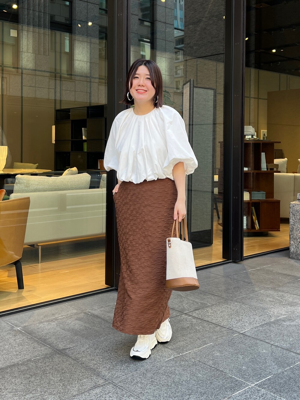「オトナ女子、休日スタイル、お出かけコーデ、ラクチンコーデ、ラフコーデ、リラックススタイル、休日、初夏コーデ、春のおしゃ見えテクニック、春のNewスタイル」｜「Chez toiのショートギャザーバルーンブラウス（シャツ/ブラウス、ホワイト系）」を使った、maiさん（骨格ストレート・レディース・158cm）の春コーディネートの1枚目の写真