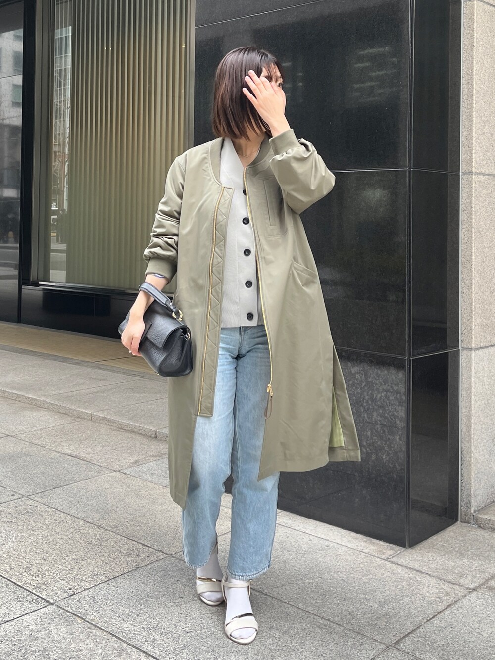 「きれいめカジュアル、プチプラ、レイヤードスタイル、骨格ストレート、デニム、カーキ、オトナ女子、オトナカジュアル、シンプルコーデ」｜「Chez toiのMA-1ロングコート（その他アウター、グリーン系）」を使った、maiさん（レディース・158cm）の冬コーディネートの1枚目の写真