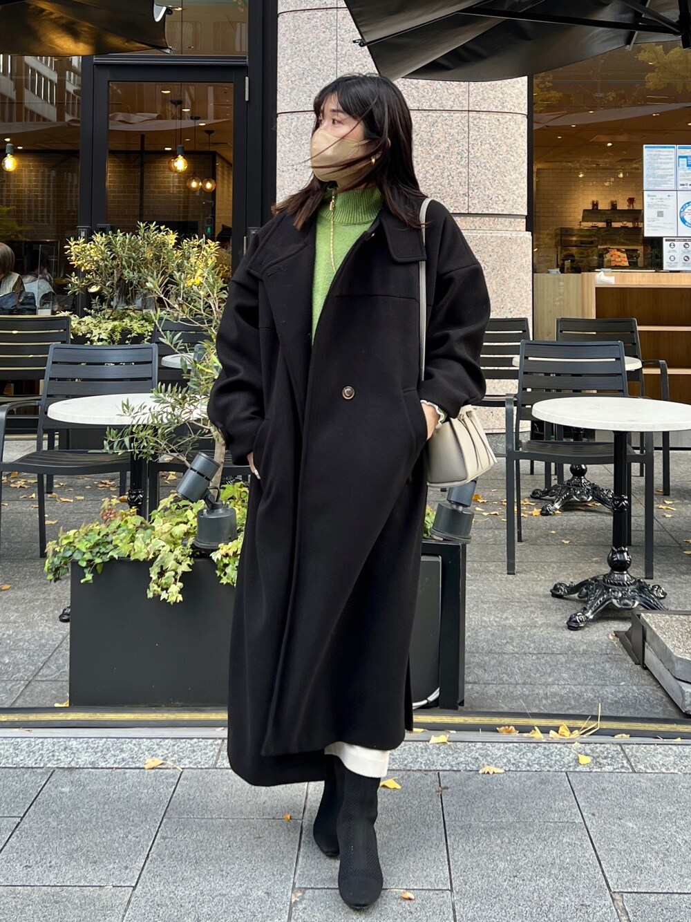 「タートルネック、レイヤードスタイル、休日スタイル、きれいめカジュアル、スタンドカラーコート、ロングコート、黒コーデ」｜「Chez toiのBACKスリットハイネック前後差プルオーバー（ニット/セーター、グリーン系）」を使った、maiさん（レディース・158cm）の冬コーディネートの1枚目の写真