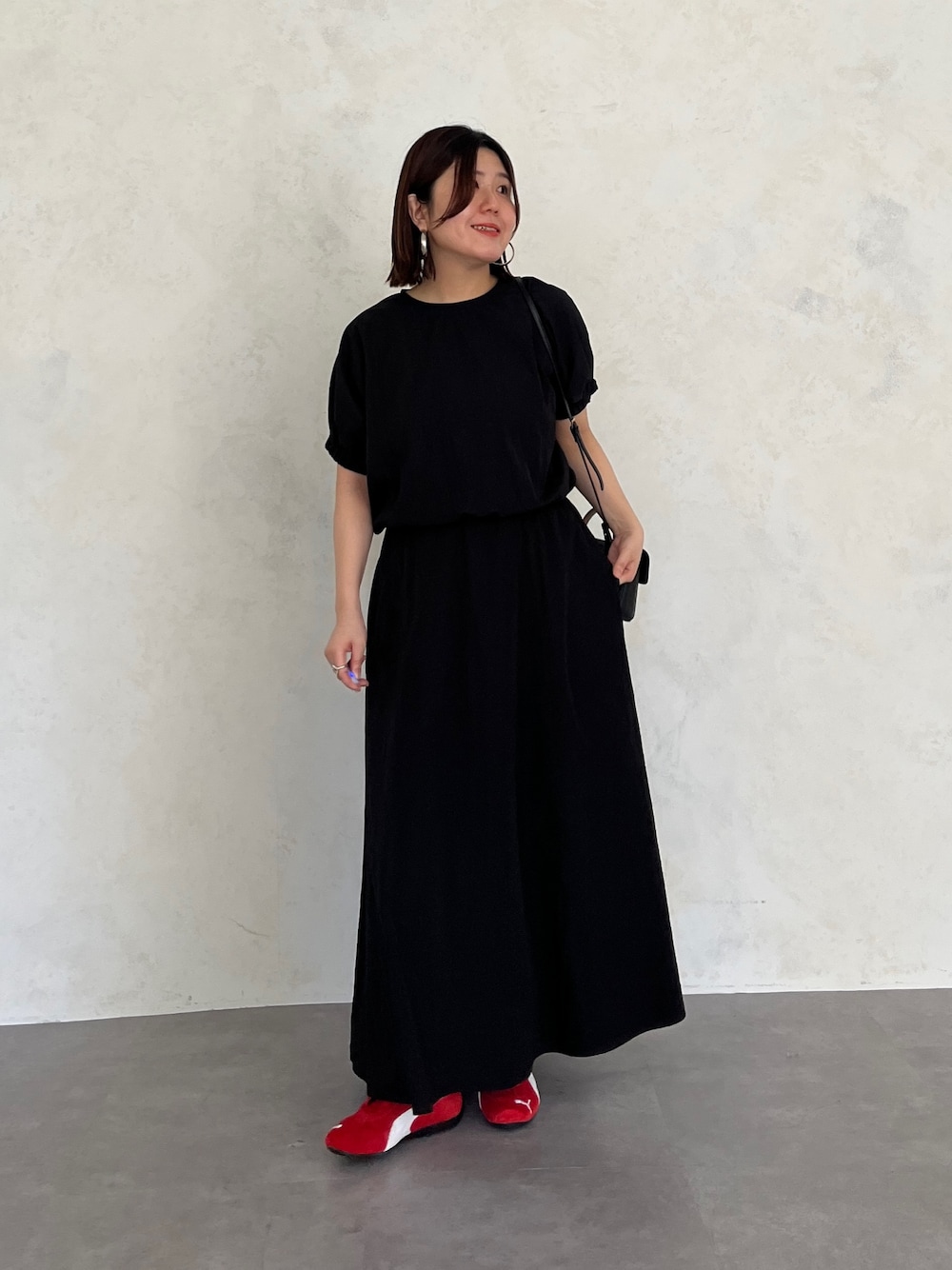 「夏コーデ、ワンピース、きれいめカジュアル、スニーカー、ブラックコーデ、お出かけコーデ、おでかけコーデ、ラクチンコーデ、大人女子、シンプル、シンプルカジュアル、夏、オトナ女子、モノトーンコーデ、PUMA」｜「Chez toiのボリュームブラウス×フレアスカートSET（ワンピース、ブラック系）」を使った、maiさん（骨格ストレート・レディース・158cm）の夏コーディネートの1枚目の写真