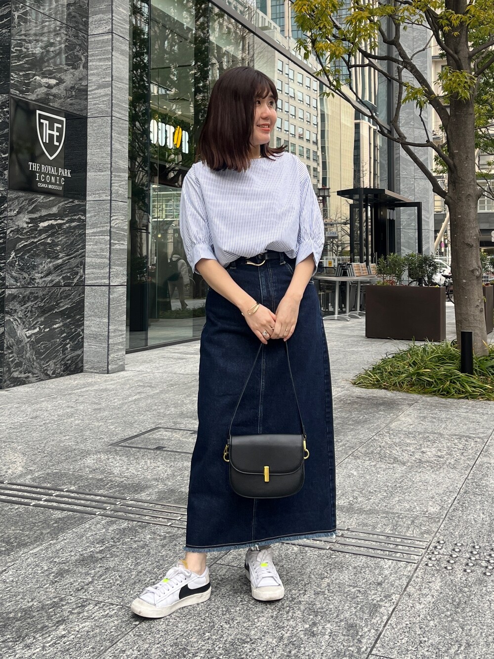 「春コーデ、プチプラ、春服みてみて、パステルカラー、お出かけコーデ、シンプルコーデ、大人カジュアル、スニーカー、30代コーデ」｜「Chez toiの【大人気リバイバル】袖ボリュームブラウス（トップス、ホワイト系）」を使った、maiさん（レディース・158cm）の春コーディネートの1枚目の写真