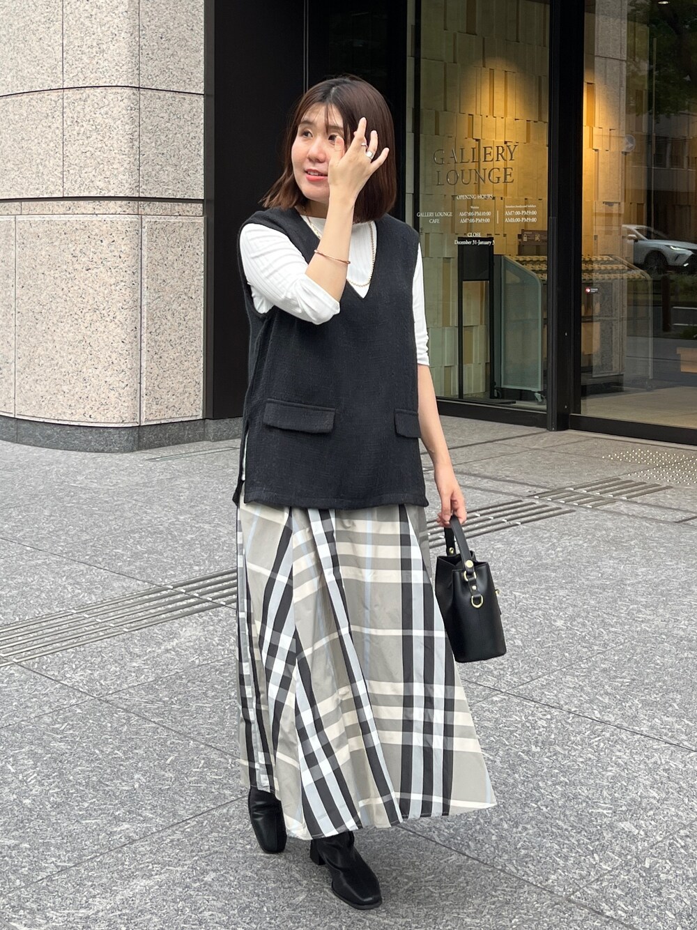 「お出かけコーデ、モノトーン、チェック、チェックスカート、着回しコーデ、オトナカワイイ、秋コーデ、モノトーンコーデ、骨格ストレート」｜「Chez toiのツイードベストプルオーバー×7分袖カットリブプルオーバー（トップス、ブラック系）」を使った、maiさん（レディース・158cm）の夏コーディネートの1枚目の写真