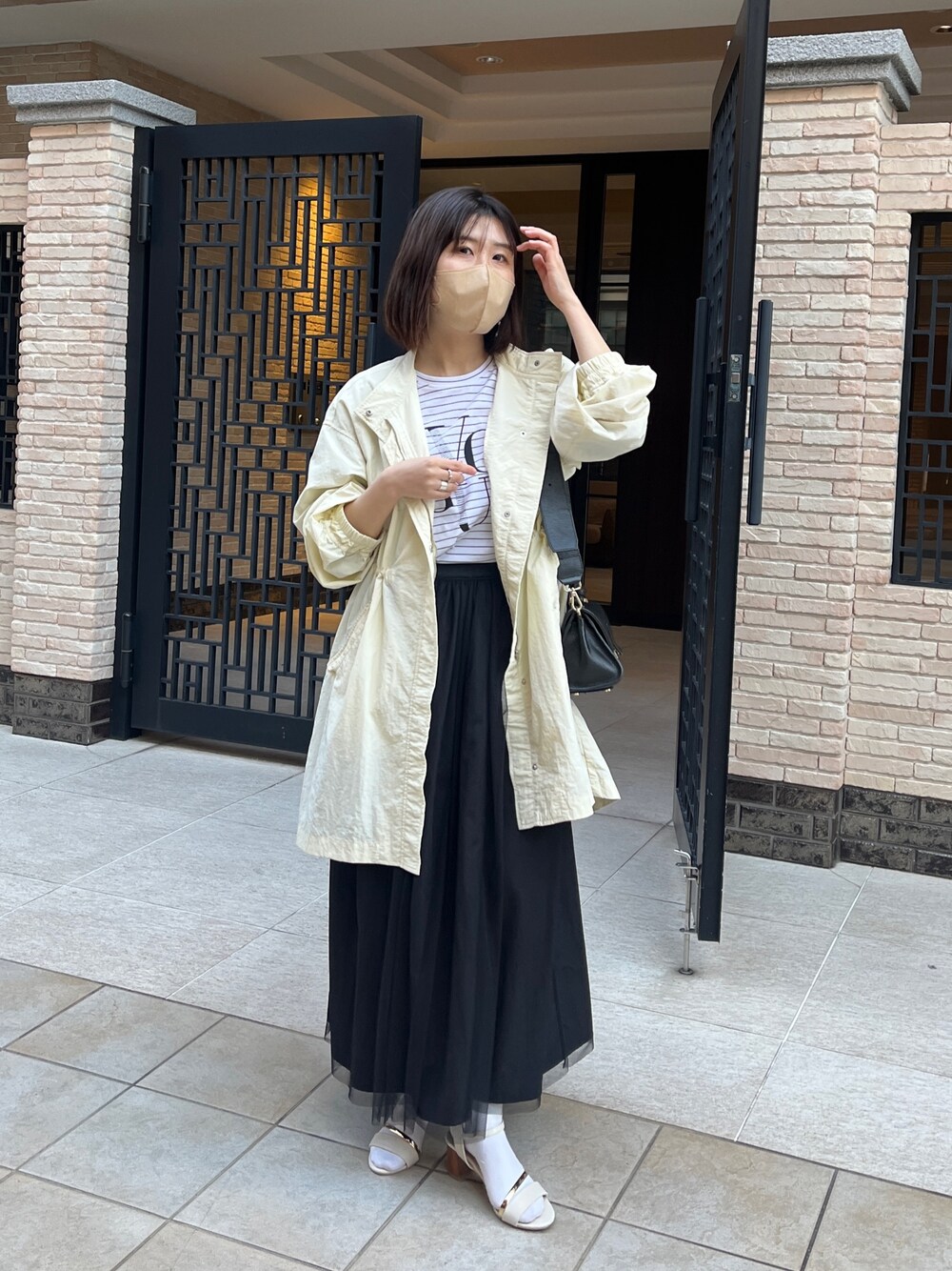 「レイヤードスタイル、きれいめカジュアル、春アウター、ローファー、ロゴT、春服、骨格診断ストレート、オトナカジュアル、春コーデ」｜「Chez toiのスタンドカラーモッズコート（モッズコート、ホワイト系）」を使った、maiさん（レディース・158cm）の春コーディネートの1枚目の写真