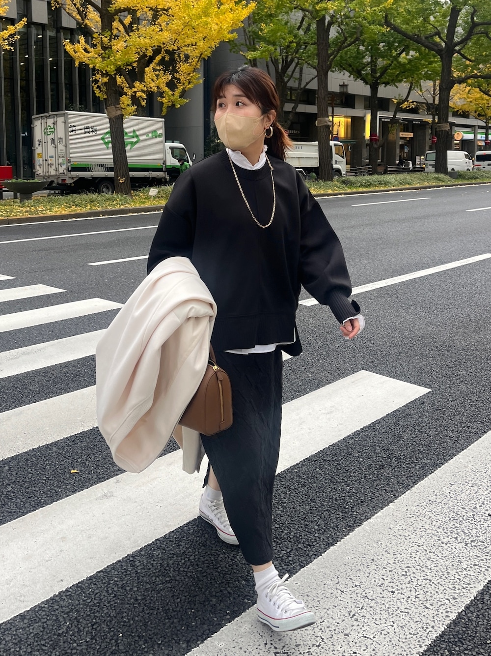 「コンバース、冬コーデ、レイヤードスタイル、休日スタイル、シンプルスタイル、ラクチンコーデ、今日のコーデ、スニーカー、スニーカーコーデ」｜「Chez toiの軽量ボンディング×リブ切替プルオーバー（Tシャツ/カットソー、ブラック系）」を使った、maiさん（レディース・158cm）の冬コーディネートの1枚目の写真