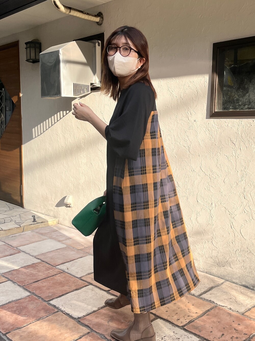 「シンプルコーデ、メガネ女子、オトナ女子、大人かわいい、ラクチンコーデ、ロングワンピース、大人女子、秋先取りコーデ、チェック、チェック柄、ブーツ、大人カジュアル、きれいめカジュアル」｜「Chez toiのカット×チェック切替ワンピース（ワンピース、ブラック系）」を使った、maiさん（レディース・158cm）の夏コーディネートの1枚目の写真