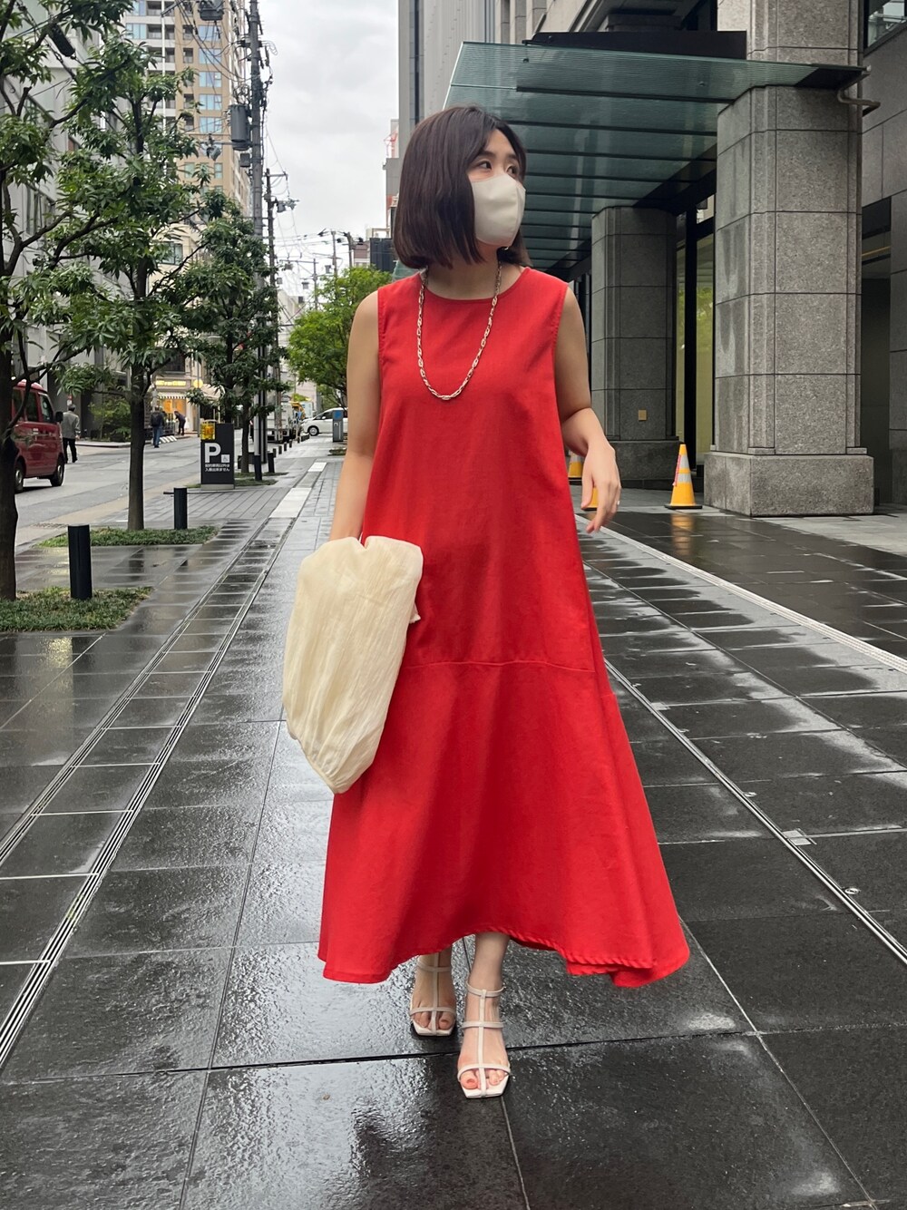 「プチプラ、休日スタイル、春夏コーデ、初夏コーデ、おでかけコーデ、オトナ女子、きれいめカジュアル、着回しコーデ、ワンピース、ワンピースコーデ」｜「Chez toiの裾ティアードノースリワンピース（ワンピース/ドレス、レッド系）」を使った、maiさん（レディース・158cm）の春コーディネートの1枚目の写真