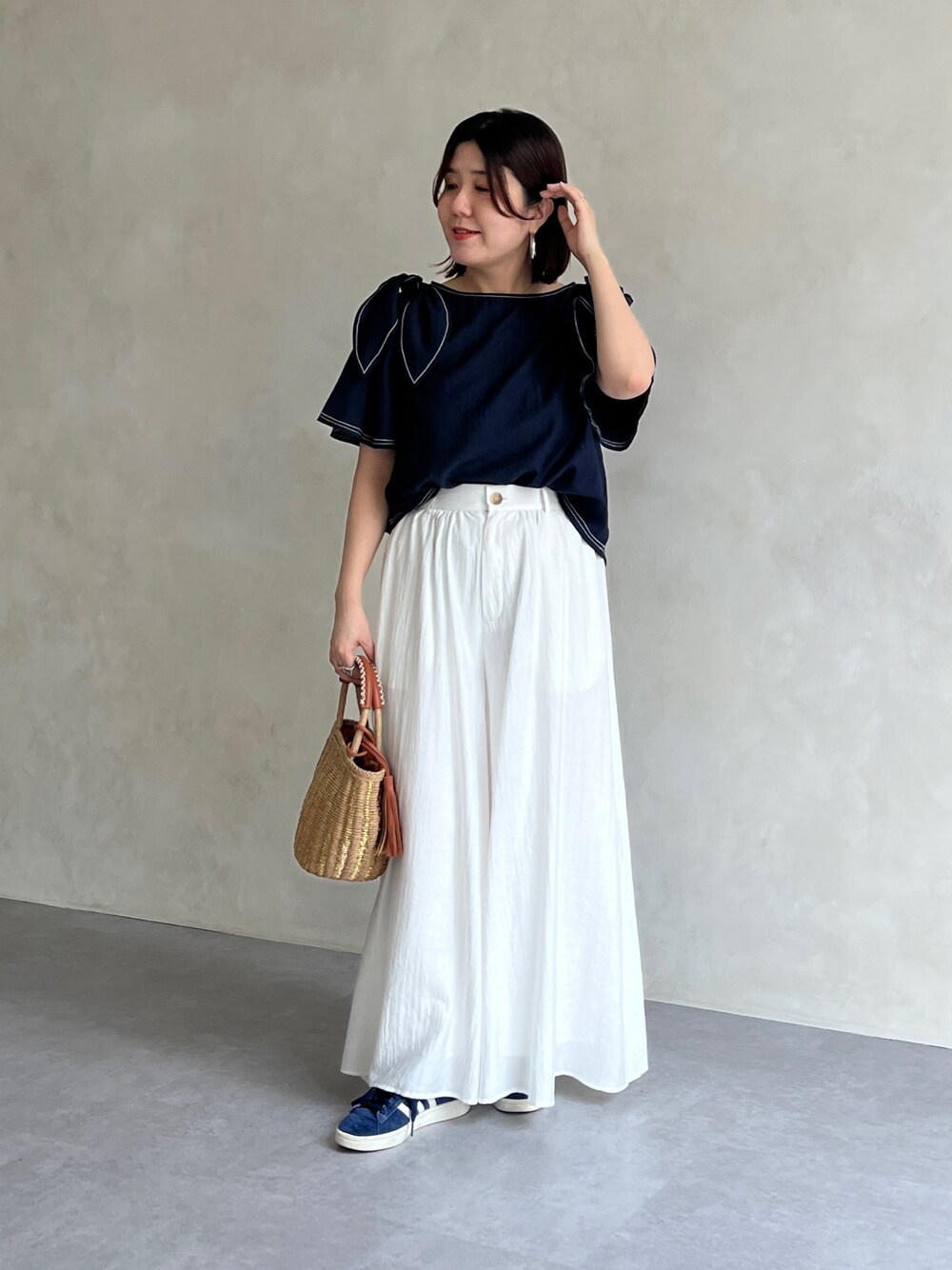 「大人カジュアル、キレイめカジュアル、楽チンコーデ、きれいめコーデ、春夏コーデ、夏ファッション、オトナ女子、春服コーデ、キレイめコーデ、30代コーデ、オトナカワイイ、大人女子、ゆるコーデ、最近のいい感じコーデ、大人コーデ」｜「Chez toiの肩リボンブラウス（シャツ/ブラウス、ブルー系）」を使った、maiさん（骨格ストレート・レディース・158cm）の春コーディネートの1枚目の写真