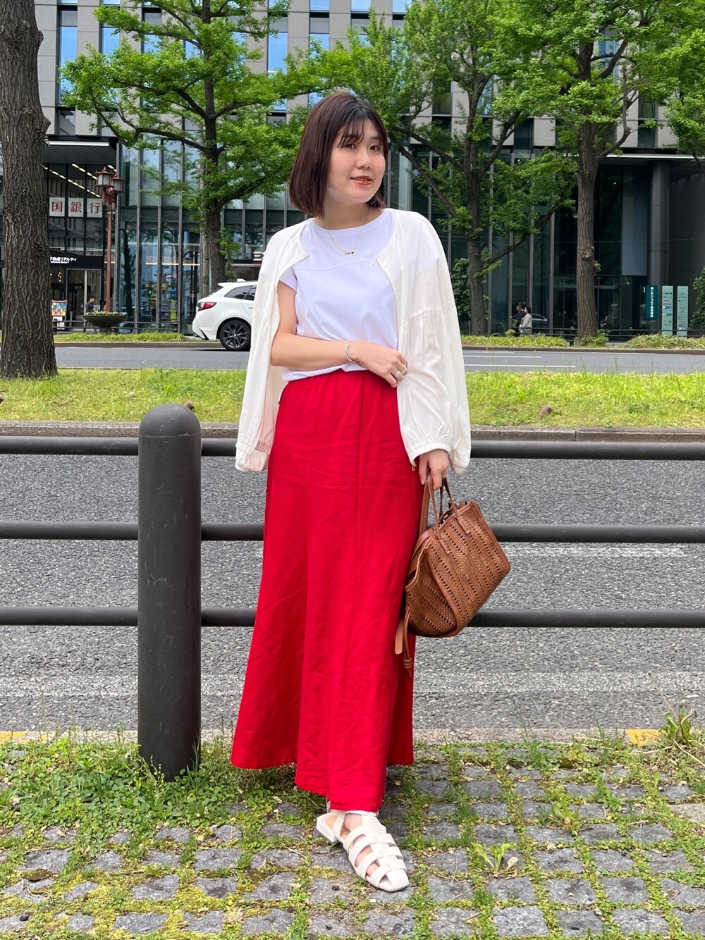 「レイヤードスタイル、休日スタイル、シンプルコーデ、春夏コーデ、オトナ女子、初夏コーデ、オトナカジュアル、大人カジュアル、ロングスカート」｜「Chez toiのレーヨンリネン切替ギャザーブルゾン（ブルゾン、ホワイト系）」を使った、maiさん（レディース・158cm）の春コーディネートの1枚目の写真