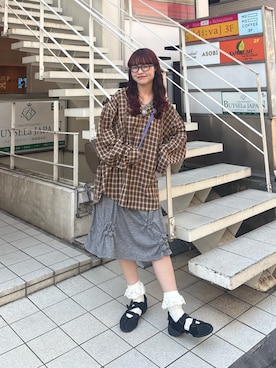 「アイテム（バックパック/リュック、ブラウン系）」を使った、丸尾佳奈さん（レディース・158cm）の秋コーディネート