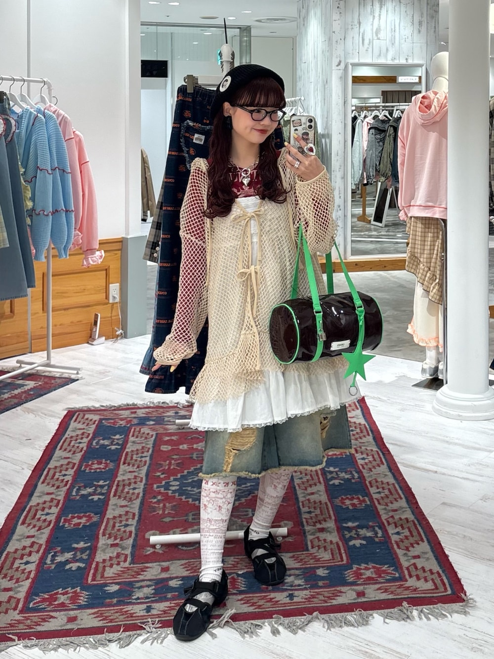 レッド系のTシャツ/カットソー、ベージュ系のTシャツ/カットソー、ホワイト系のチュニックを着用したレディースの春コーディネートの1枚目の写真