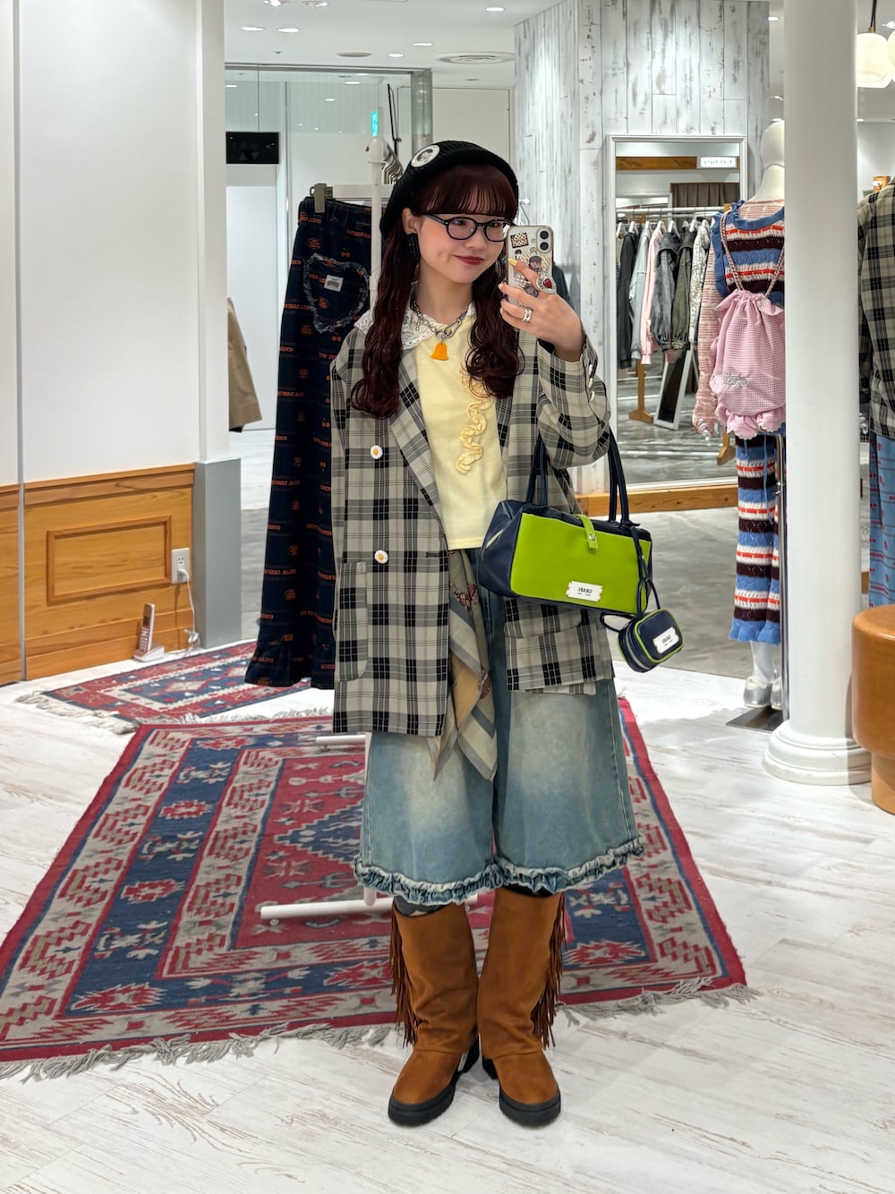 ブラック系のテーラードジャケット、イエロー系のTシャツ/カットソー、ブルー系のデニムパンツを着用したレディースの春コーディネートの1枚目の写真