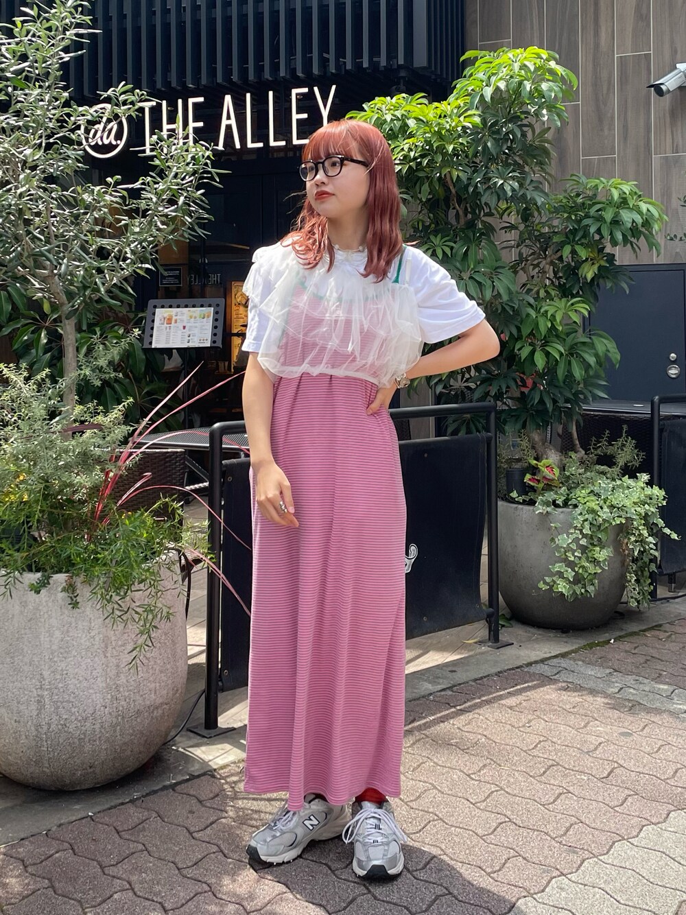 ピンクパレードコーデ ピンクパンツ」で作る大人洗練スタイル【世界のエレスナップ】