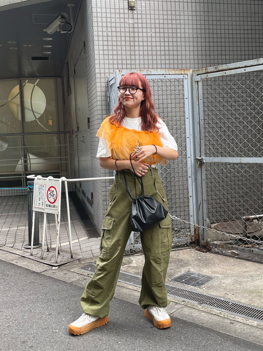 「夏コーデ、Tシャツ、白Tシャツ、オレンジ、オレンジコーデ、カラーコーデ、チュール、ビスチェ、カーゴパンツ、カーキ、巾着バッグ、ディズニーコーデ、レイヤードスタイル」｜「CIAOPANICのワンショルダーチュールビスチェ（その他トップス、オレンジ系）」を使った、丸尾佳奈さん（レディース・158cm）の夏コーディネートの1枚目の写真