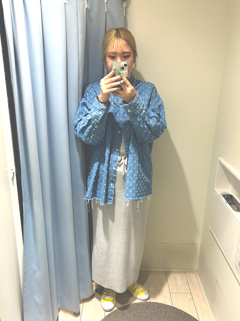 「春コーデ、デニムシャツ」｜「LOWRYS FARMのアソートデニムＢＩＧシャツ 289022（シャツ/ブラウス、ブルー系）」を使った、あやなさん（骨格ナチュラル・レディース・170cm）の冬コーディネートの1枚目の写真