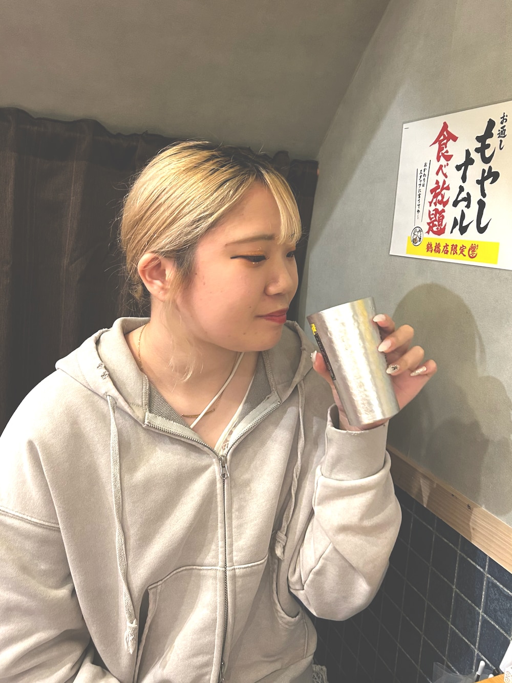 「カジュアルコーデ、今日のコーデ、パーカーコーデ、グレー、のみかい、飲み会コーデ、ラクチンコーデ、レイヤードスタイル、春色、シンプル、お洒落さんとつながりたい、高身長コーデ、休日」｜「JEANASISのFadeカラーZIPフーディ/321477（パーカー、グレー系）」を使った、あやなさん（骨格ナチュラル・レディース・170cm）の春コーディネートの1枚目の写真