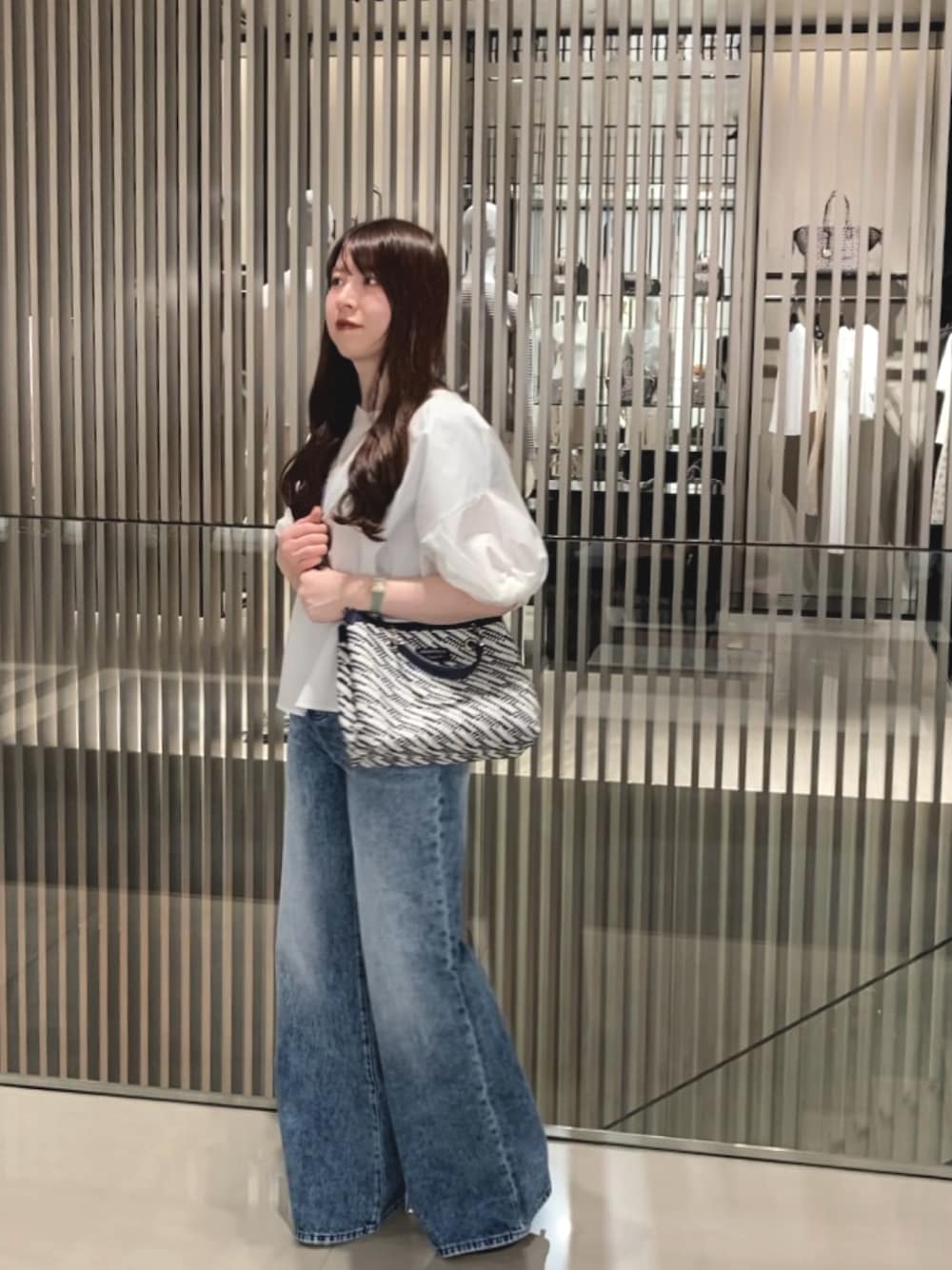 「EMPORIO ARMANI、エンポリオアルマーニ、ブラウス、デニム、シンプルコーデ、きれいめカジュアル」｜「EMPORIO ARMANIの【エンポリオ アルマーニ】ブラウス ポプリン ツイストスリーブ（シャツ/ブラウス、ホワイト系）」を使った、REIさん（レディース・156cm）の春コーディネートの1枚目の写真