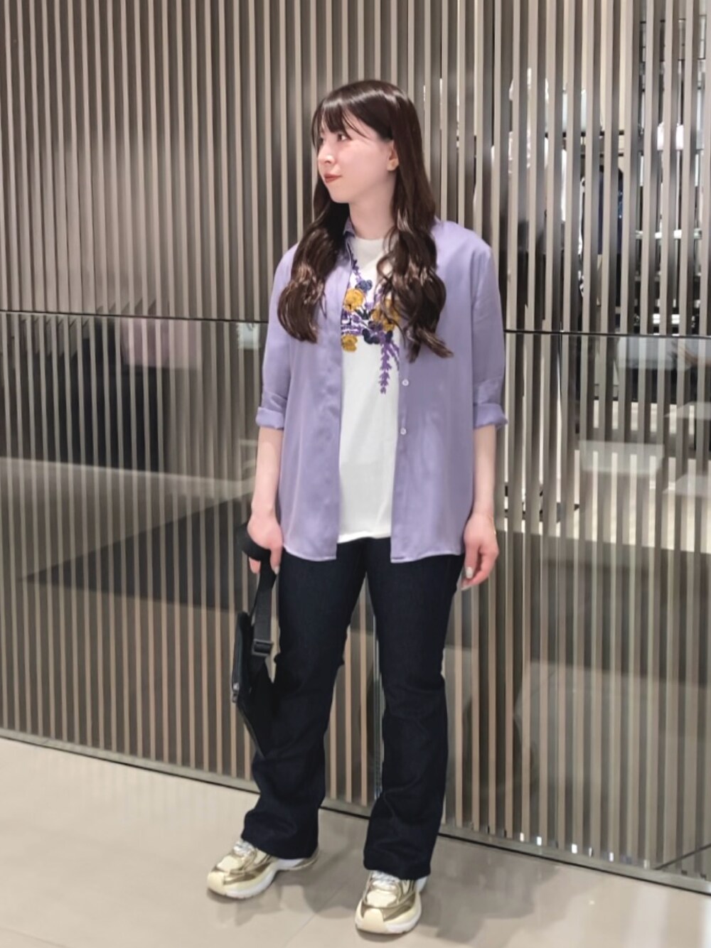 ホワイト系のTシャツ/カットソー、パープル系のシャツ/ブラウス、ブルー系のデニムパンツを着用したレディースの春コーディネートの1枚目の写真