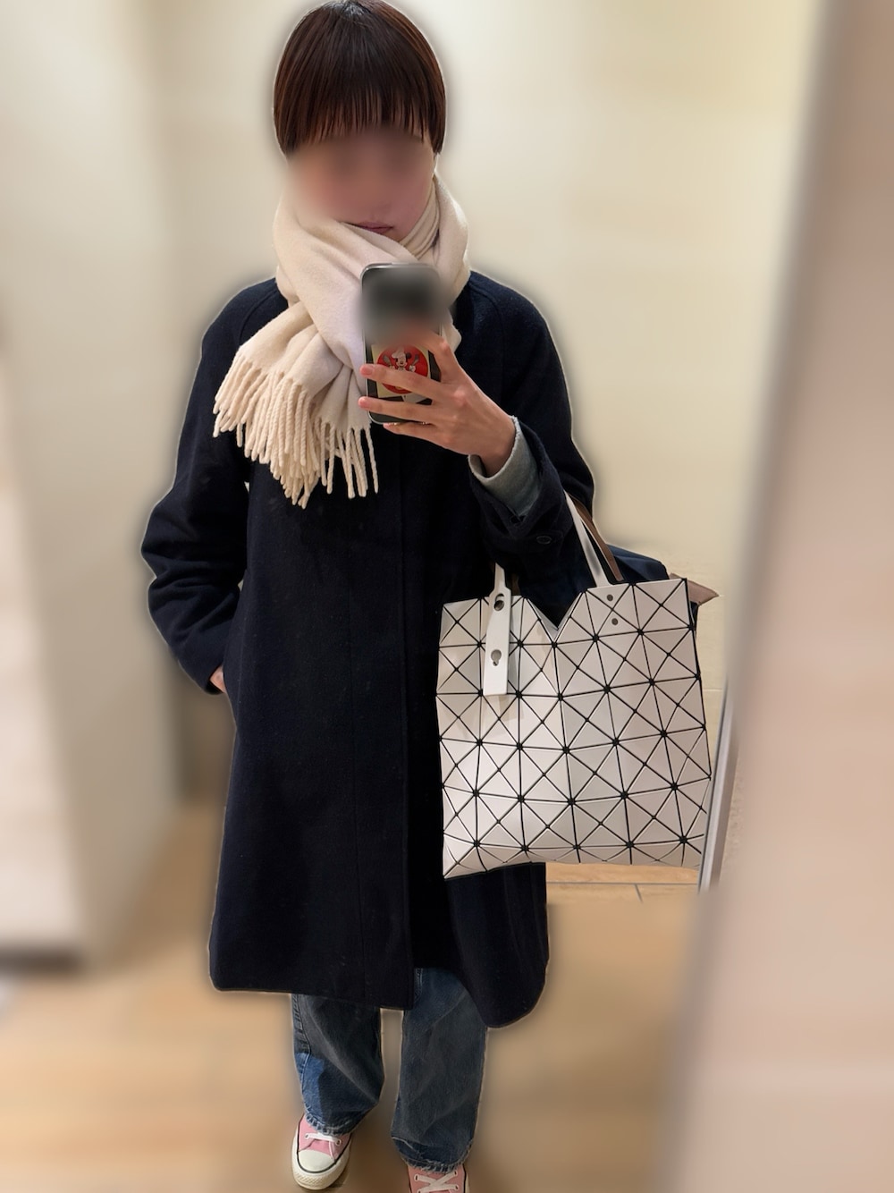 「スニーカー、メンズライク、ロングコート、デニム、パンツスタイル、おしゃれさんと繋がりたい」｜「Acne Studiosのアイテム（マフラー、ホワイト系）」を使った、マッシュさん（レディース・162cm）の冬コーディネートの1枚目の写真