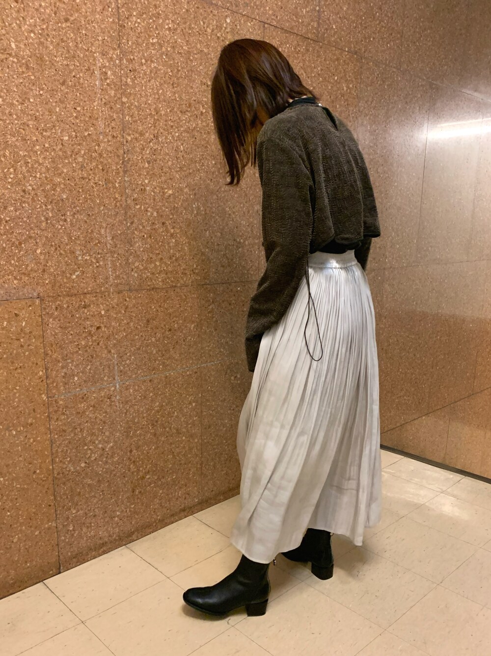 ブラック系のブーツを着用したレディースの秋コーディネートの1枚目の写真